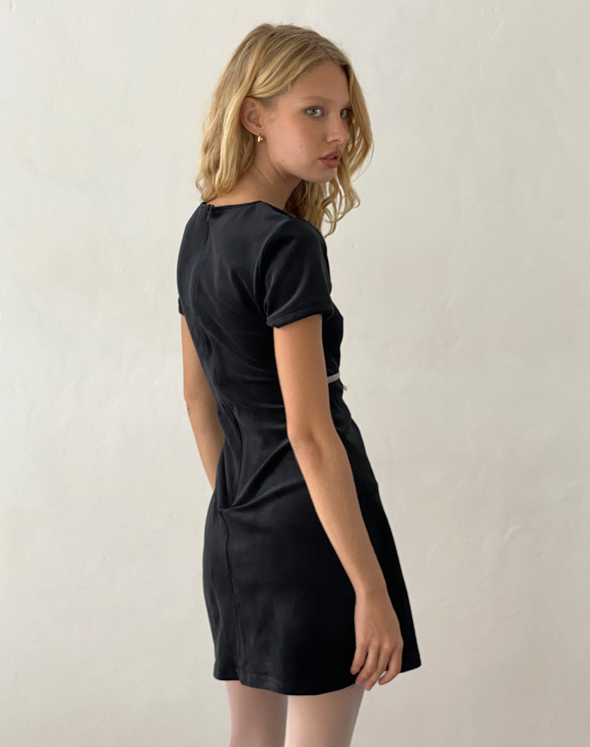 Afbeelding van Amanda Mini-jurk in zwart fluweel met witte bies en strik