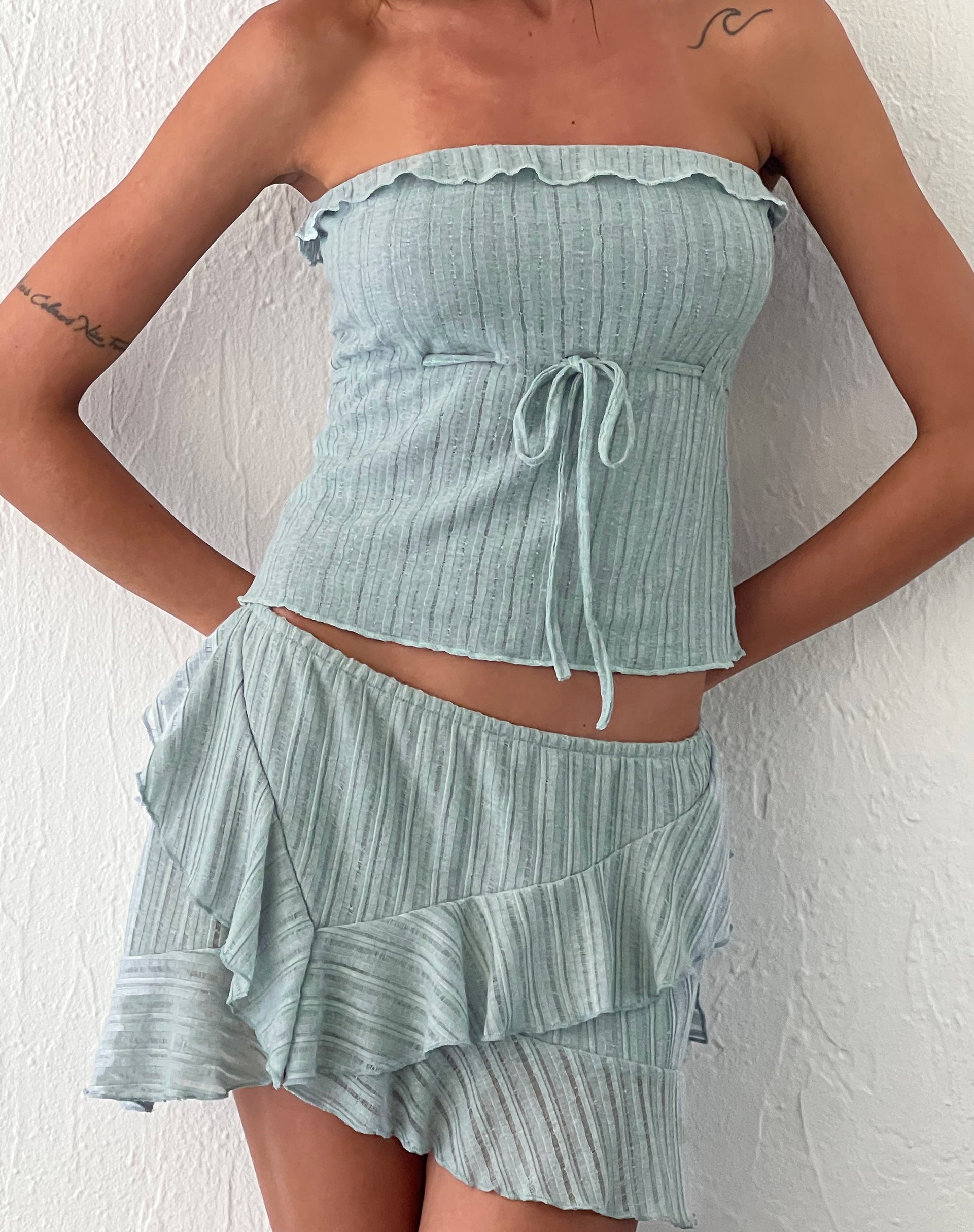 Afbeelding van Anis minirok met ruche en zoom in poederblauw