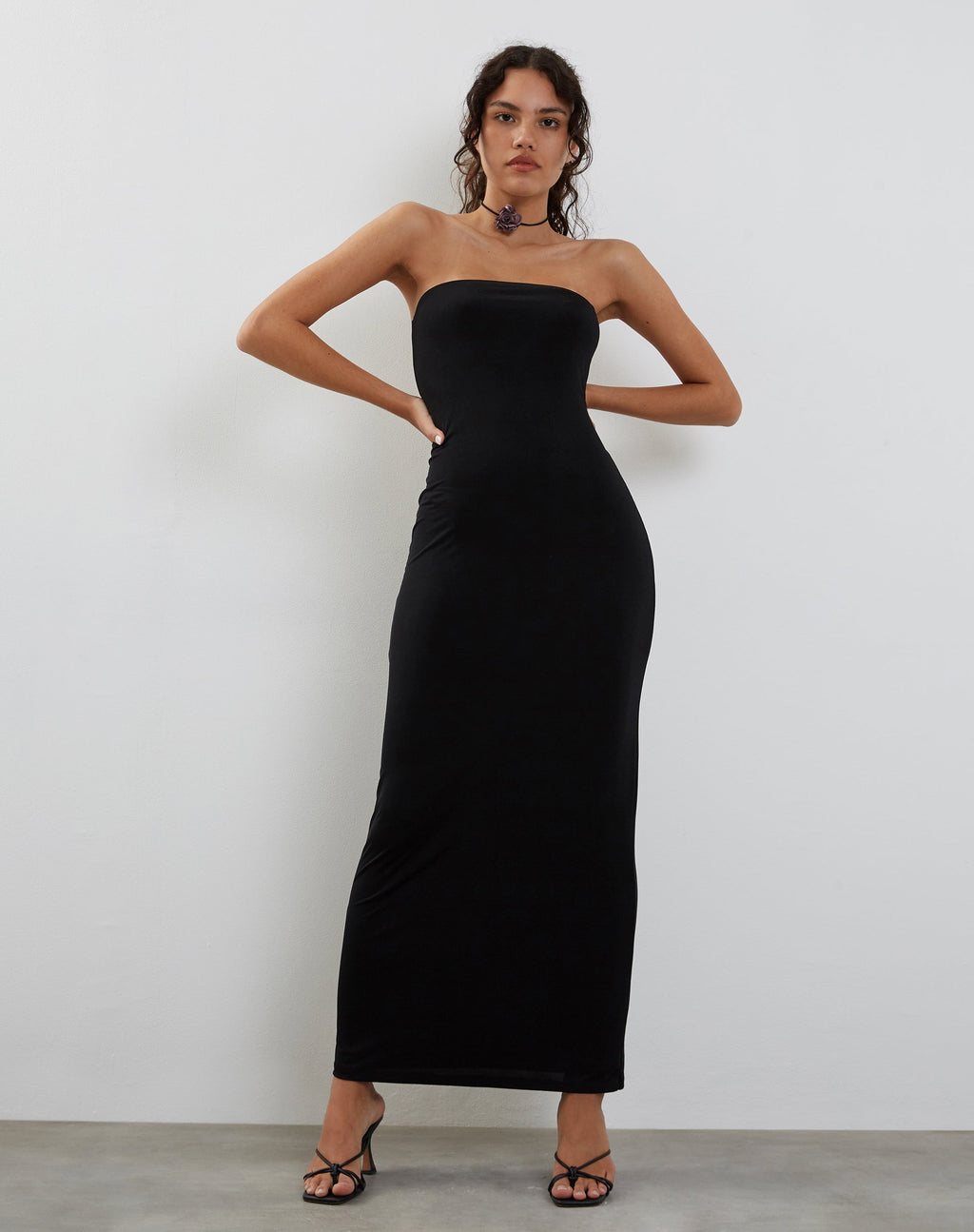Annalise Bandeau Slinky Maxi Dress in Zwart