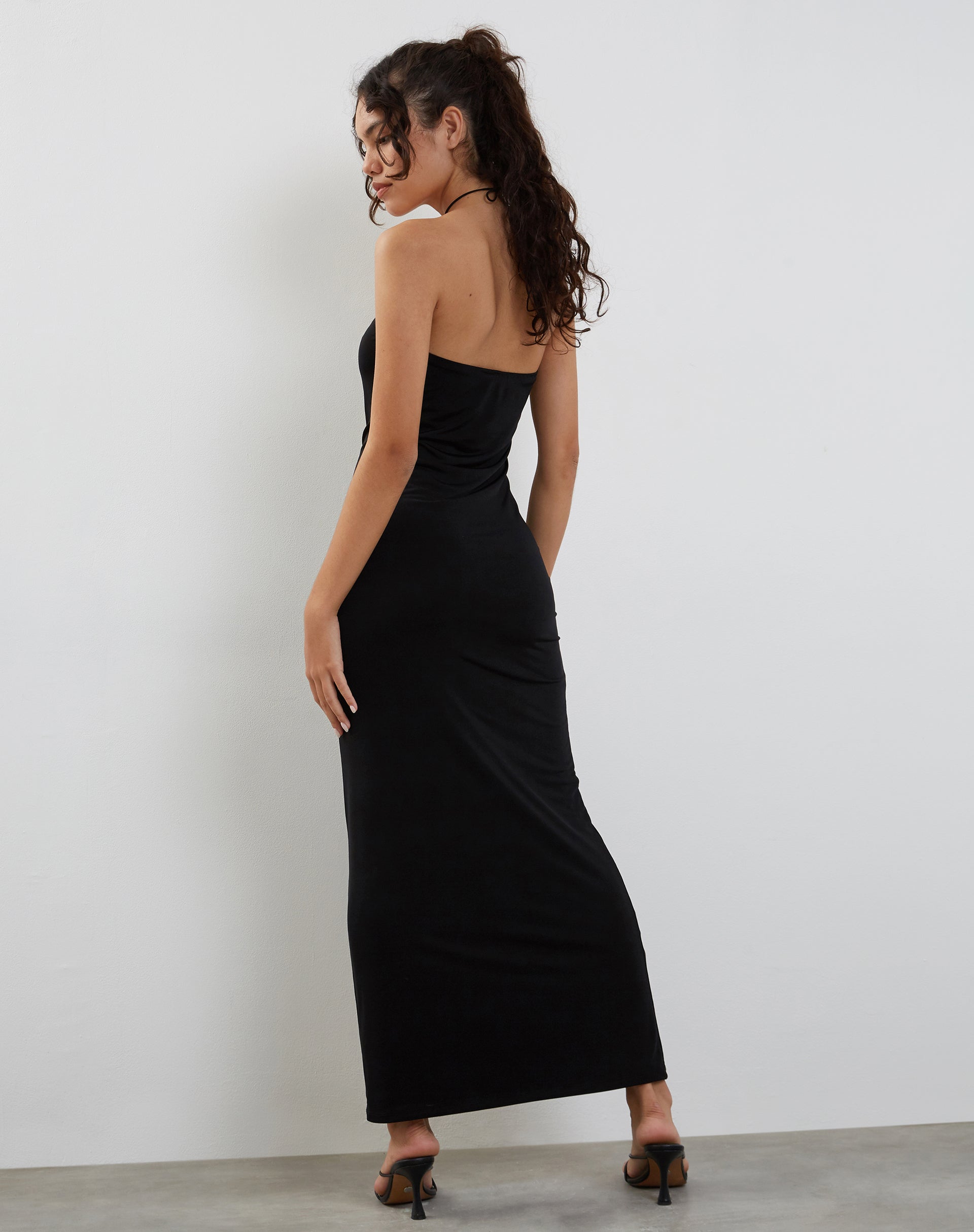 Afbeelding van Annalise Bandeau Slinky Maxi Dress in Zwart