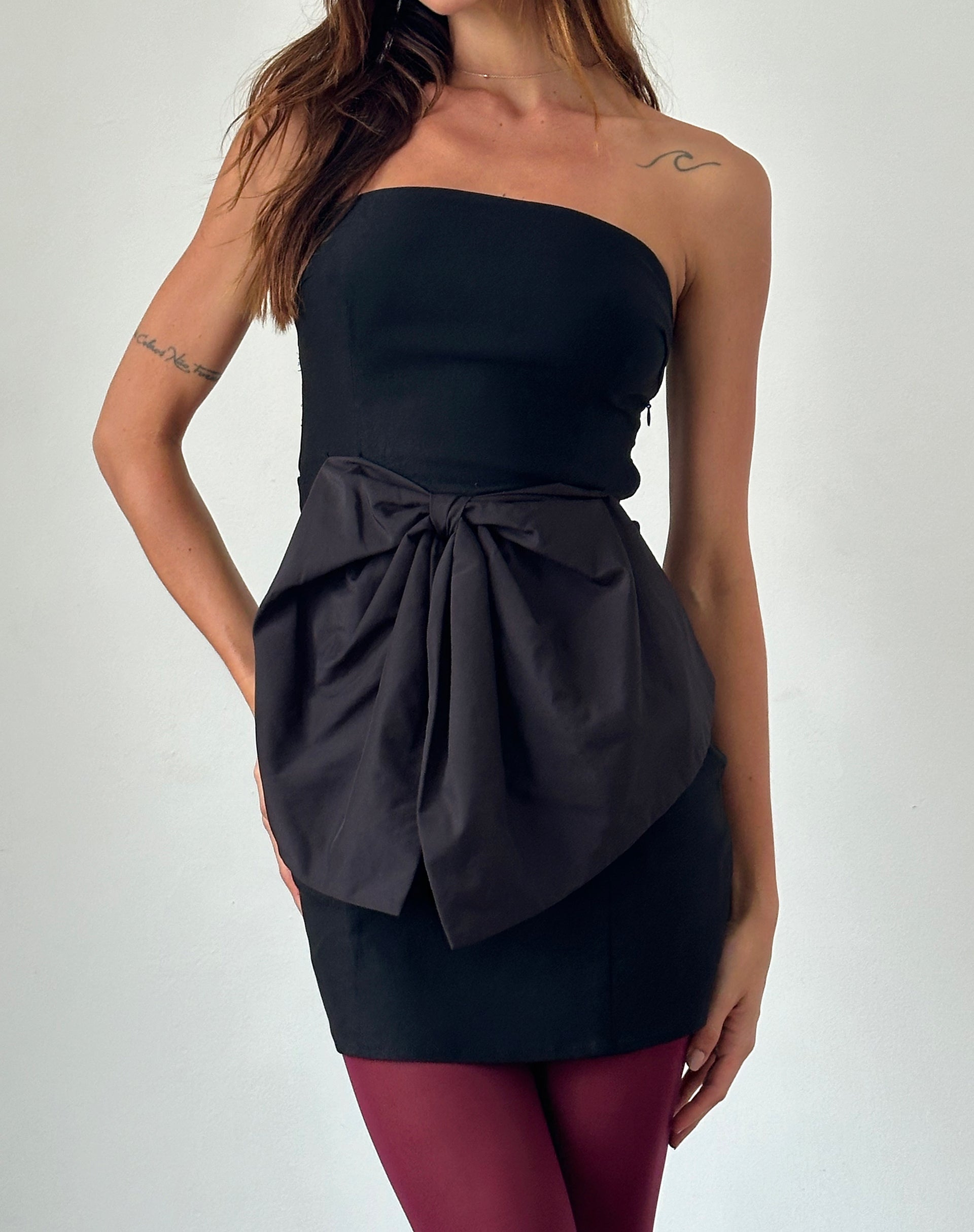 Afbeelding van Ardeola Oversized Strik Mini Getailleerde Jurk in Zwart