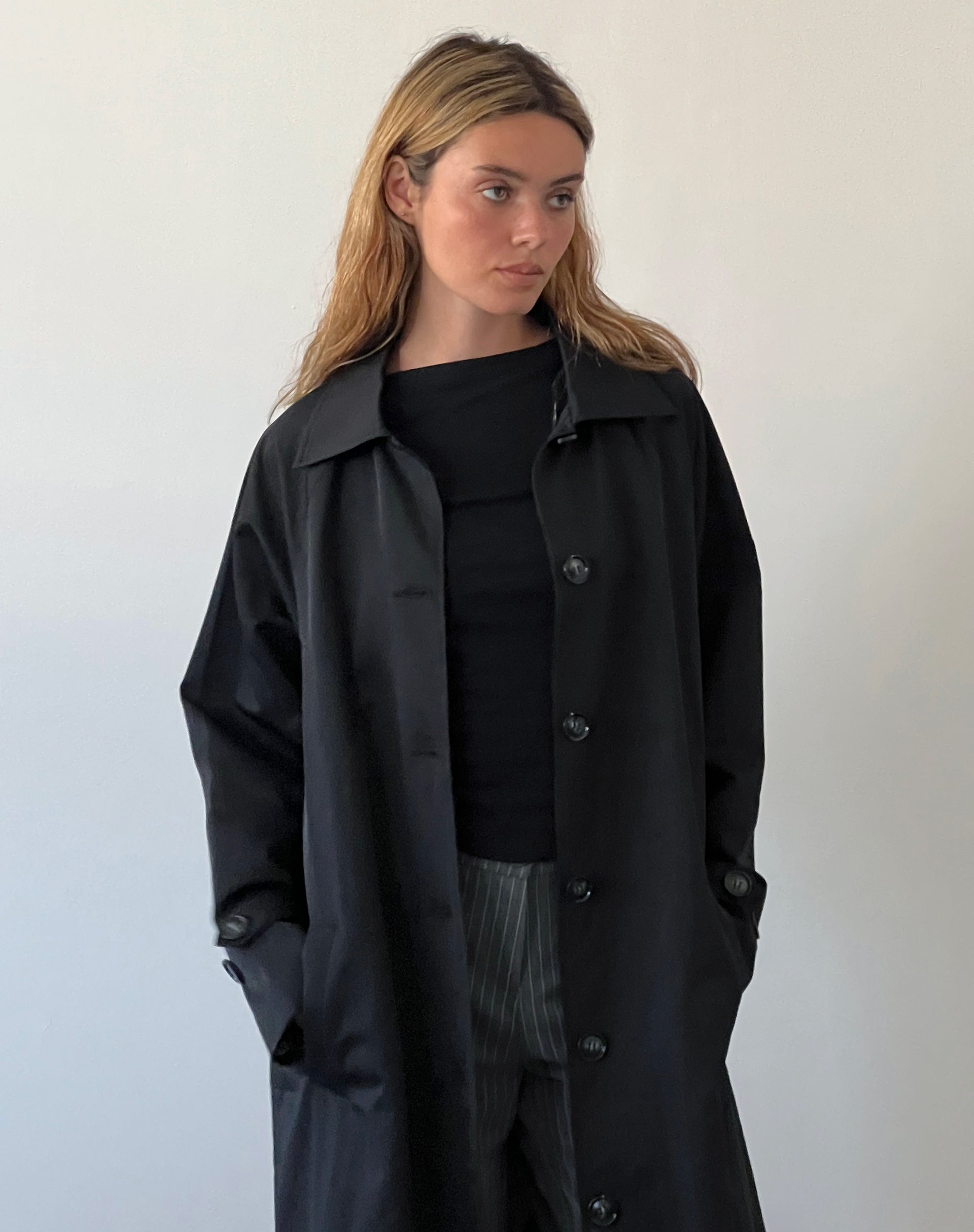 Afbeelding van Assa Trenchcoat in zwart met streepvoering