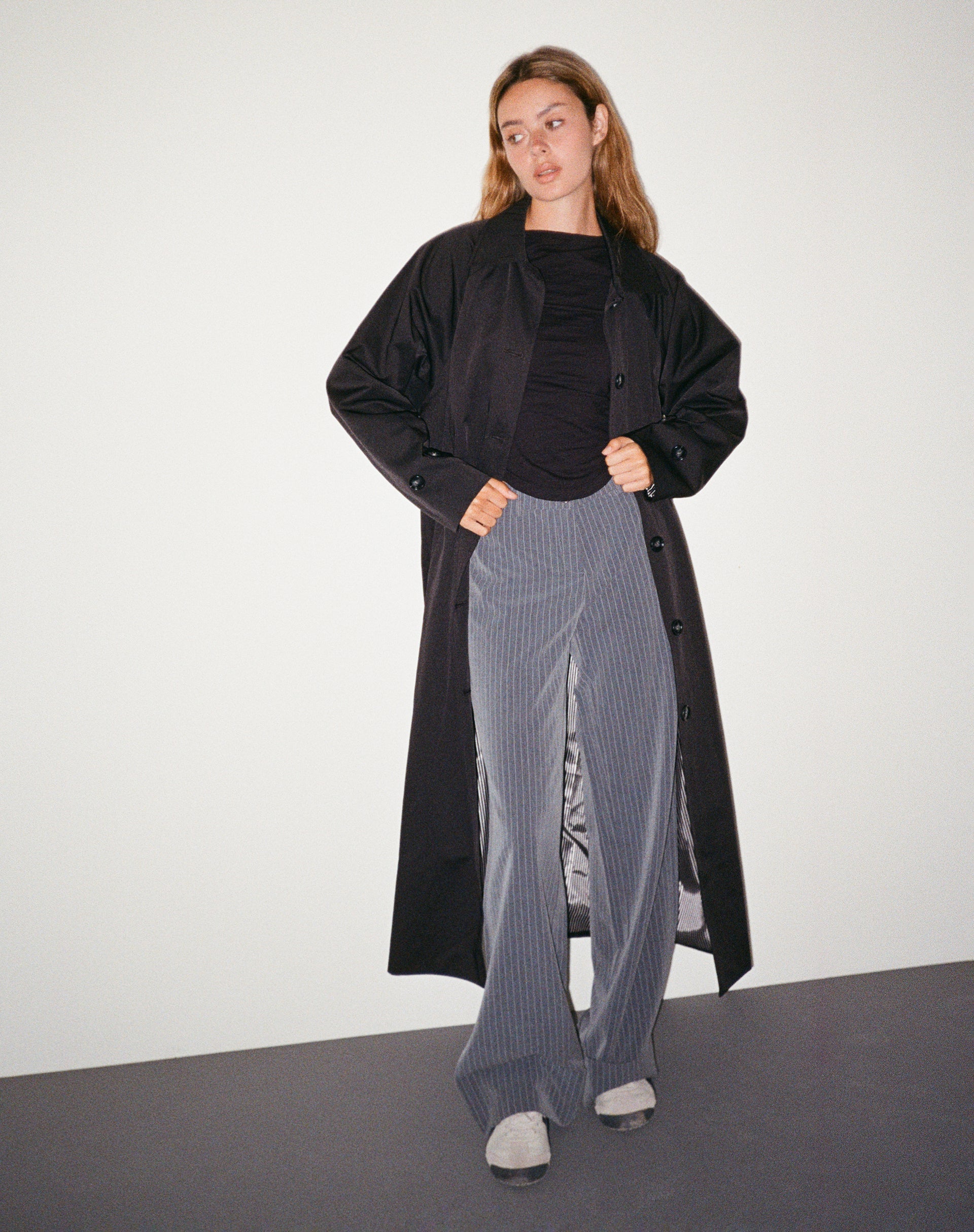 Afbeelding van Assa Trenchcoat in zwart met streepvoering