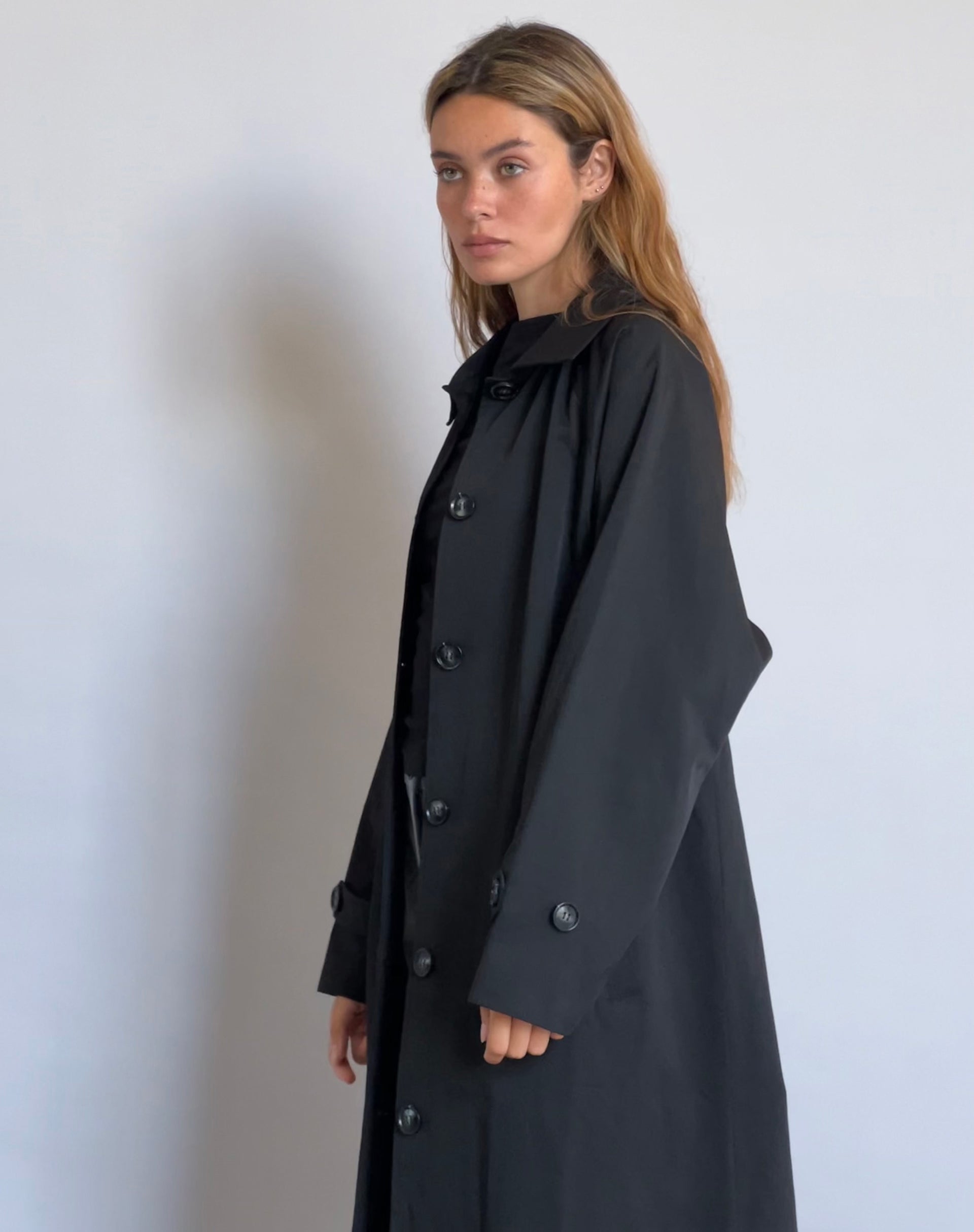 Afbeelding van Assa Trenchcoat in zwart met streepvoering