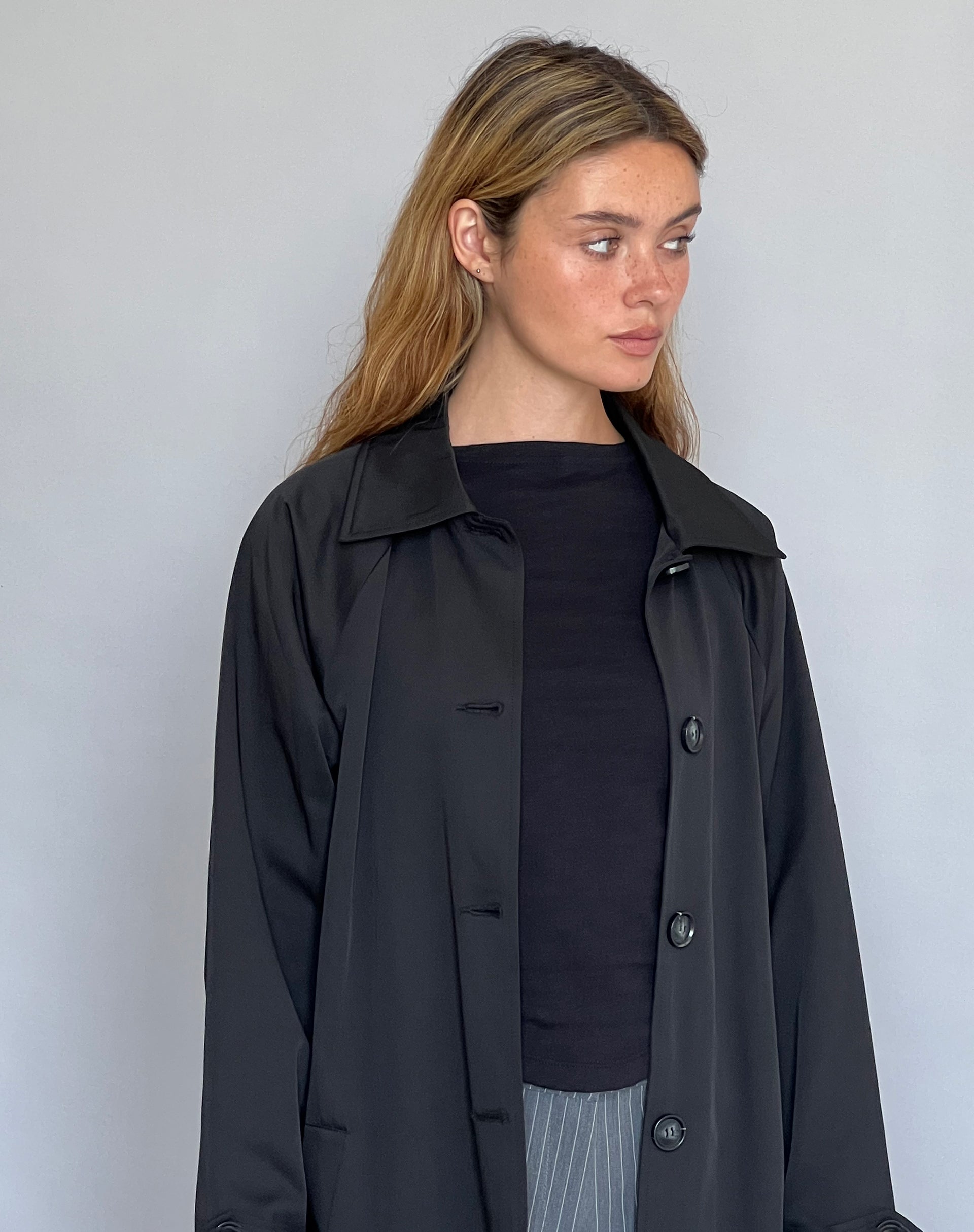 Afbeelding van Assa Trenchcoat in zwart met streepvoering
