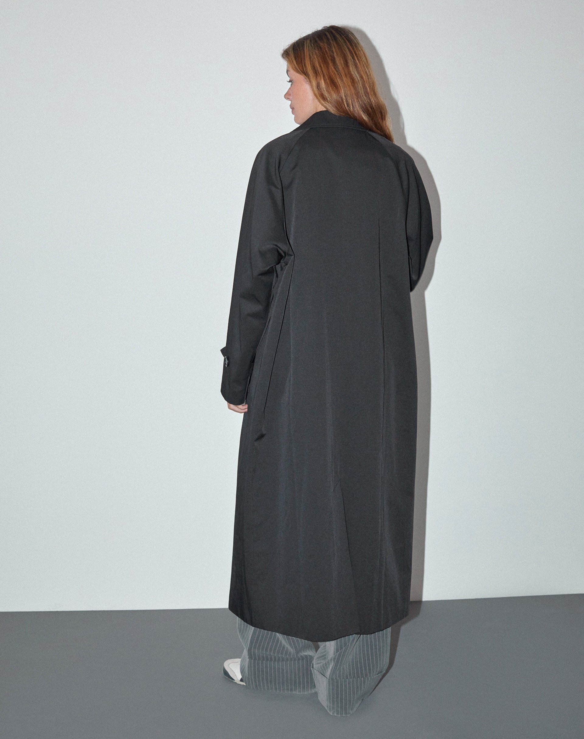 Afbeelding van Assa Trenchcoat in zwart met streepvoering