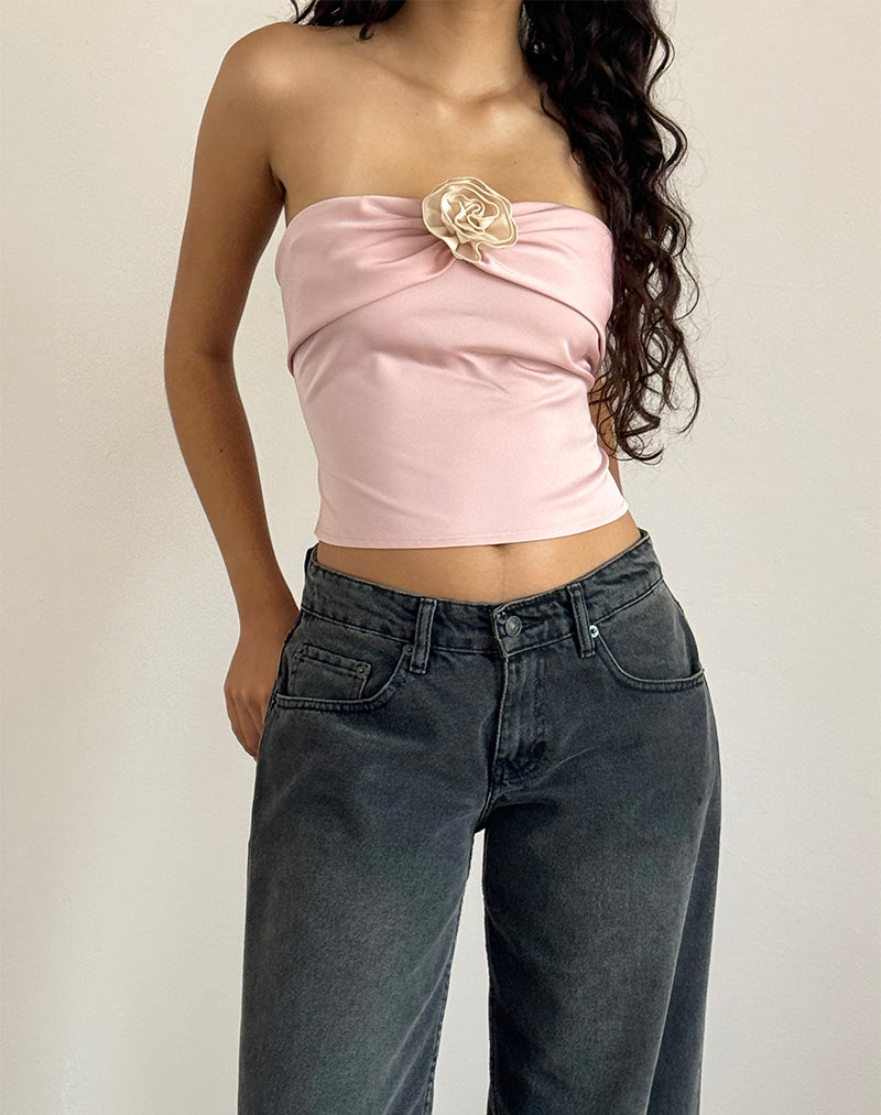 Afbeelding van Astrum Satijnen Bandeau Top in Roze met Ivoor Roos