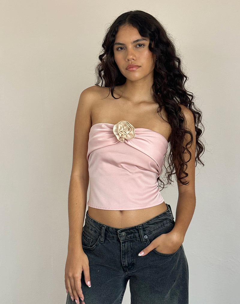 Afbeelding van Astrum Satijnen Bandeau Top in Roze met Ivoor Roos