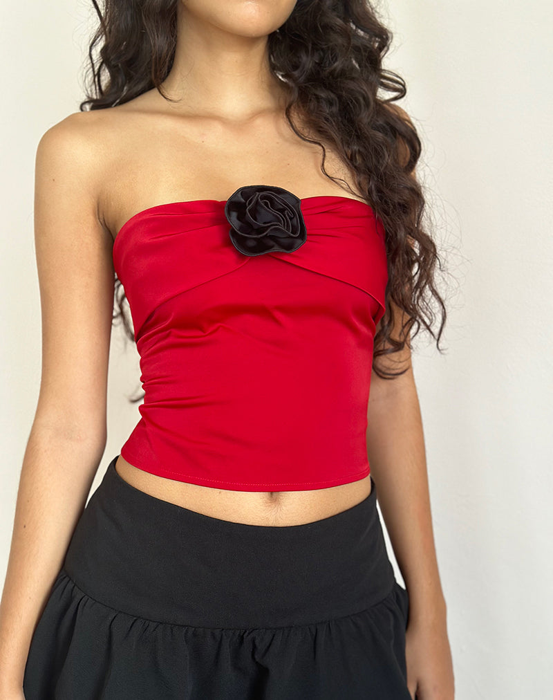 Afbeelding van Astrum Satijnen Bandeau Top in Rood met Zwarte Roos