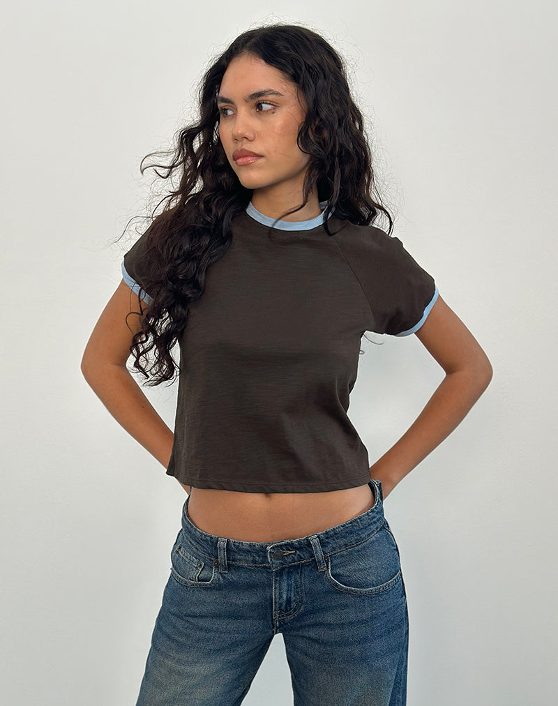 Atenga T-shirt in chocoladebruin met lichtblauwe bies