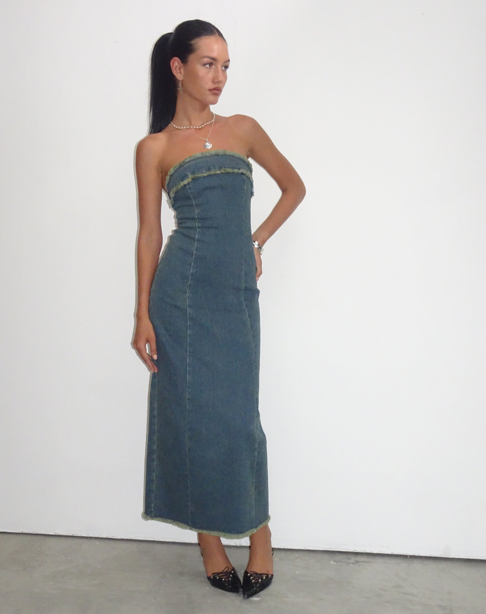 Afbeelding van Atun Denim Bandeau Maxi Dress in Bruin Blauw Acid Wash