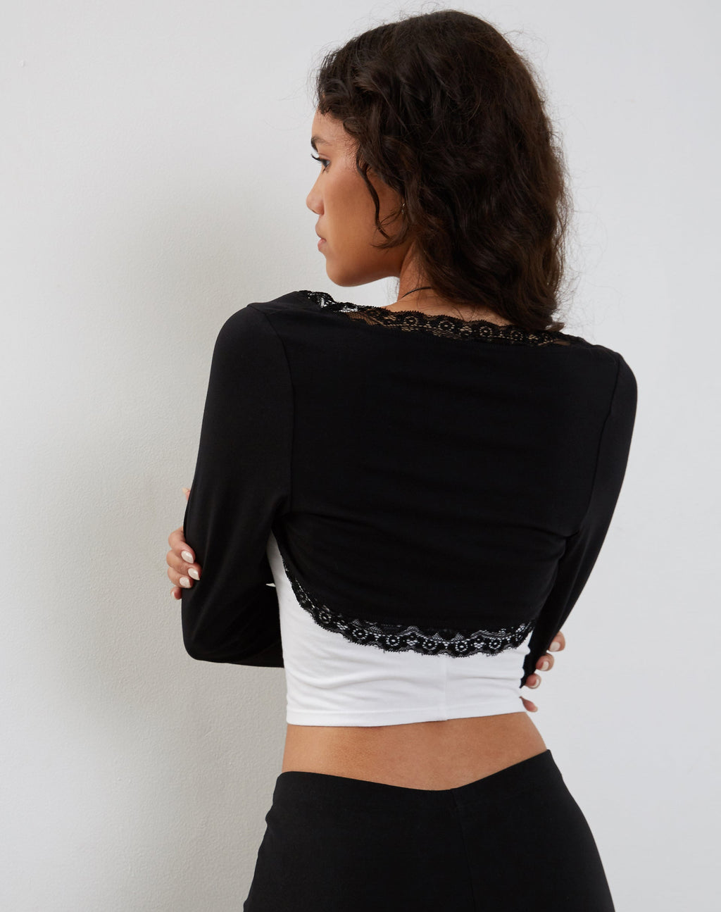 Avya Kanten Shrug Top in Lycra Kant Zwart