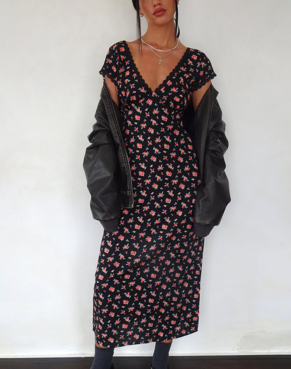 Bahata Midi Dress in Vloeiende Roos Zwart