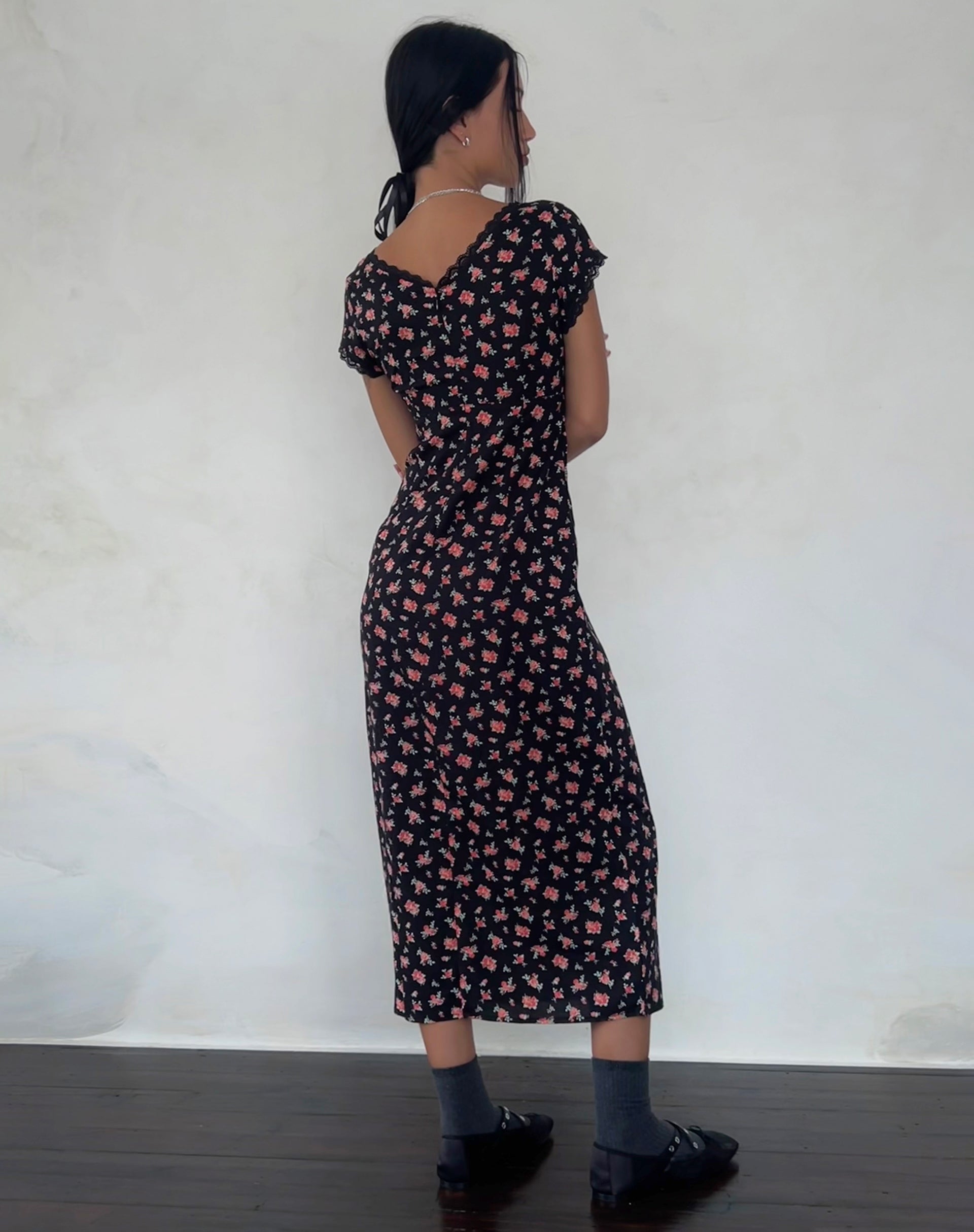 Afbeelding van Bahata Midi Dress in Vloeiende Roos Zwart