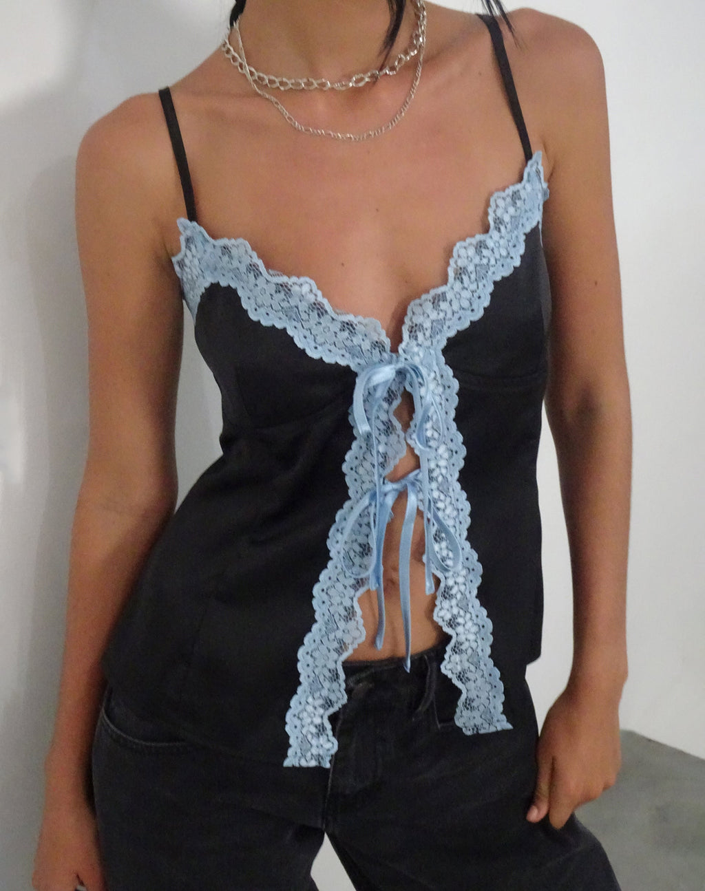 Bahela Cami Top met Stropdas in Zwart met Blauwe Kant