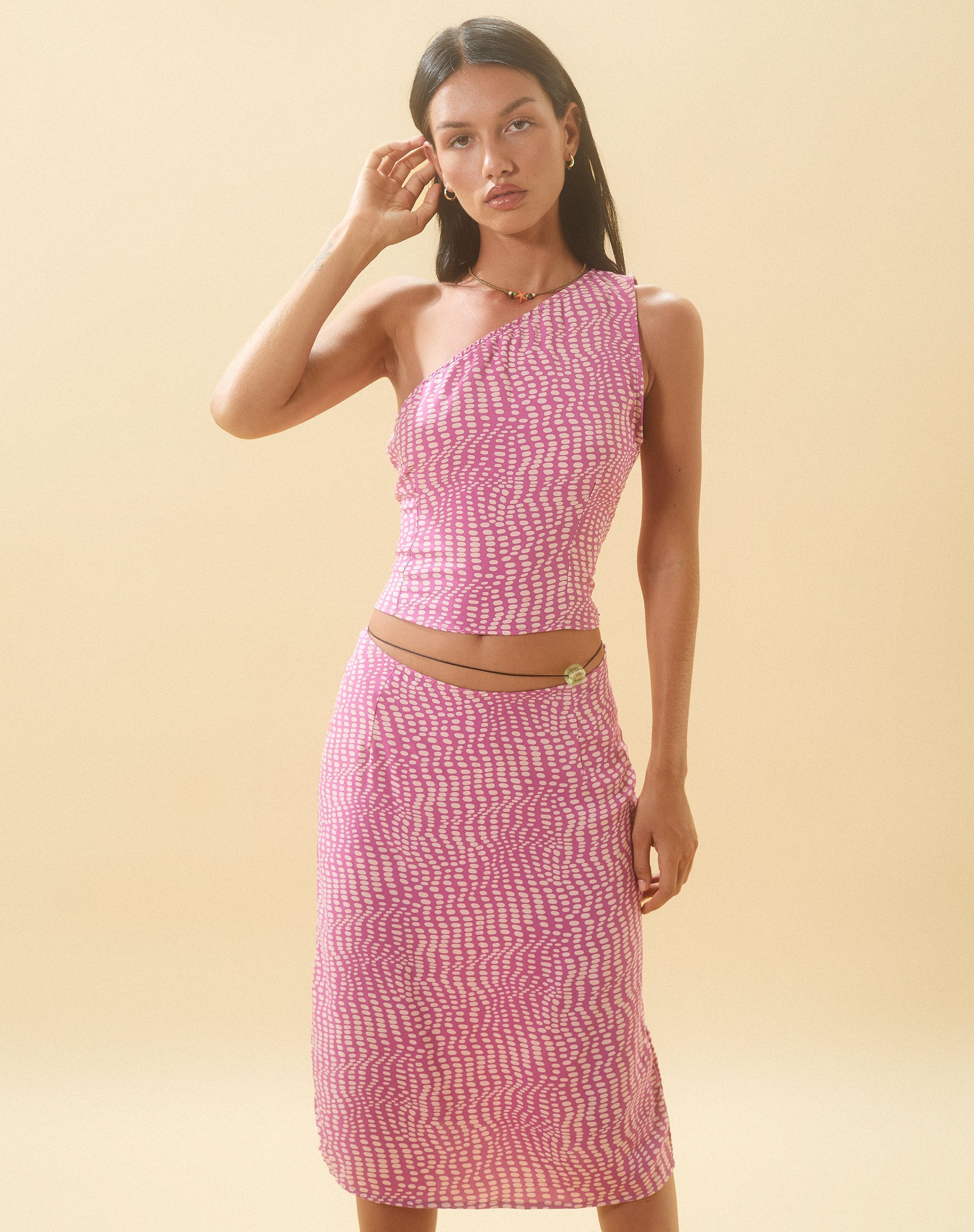 Afbeelding van Bayan One Shoulder Top in Golvend Polka Paars