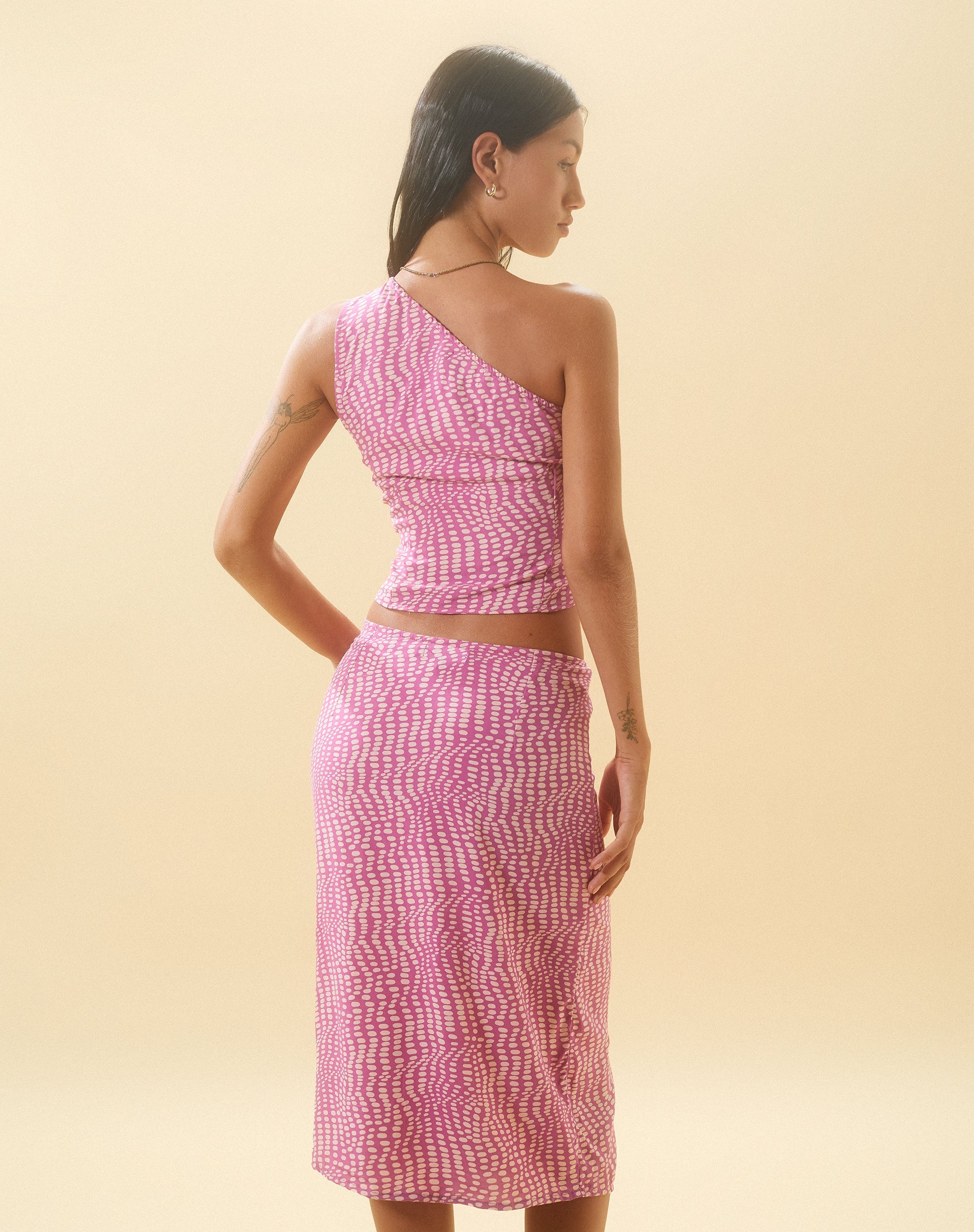 Afbeelding van Bayan One Shoulder Top in Golvend Polka Paars
