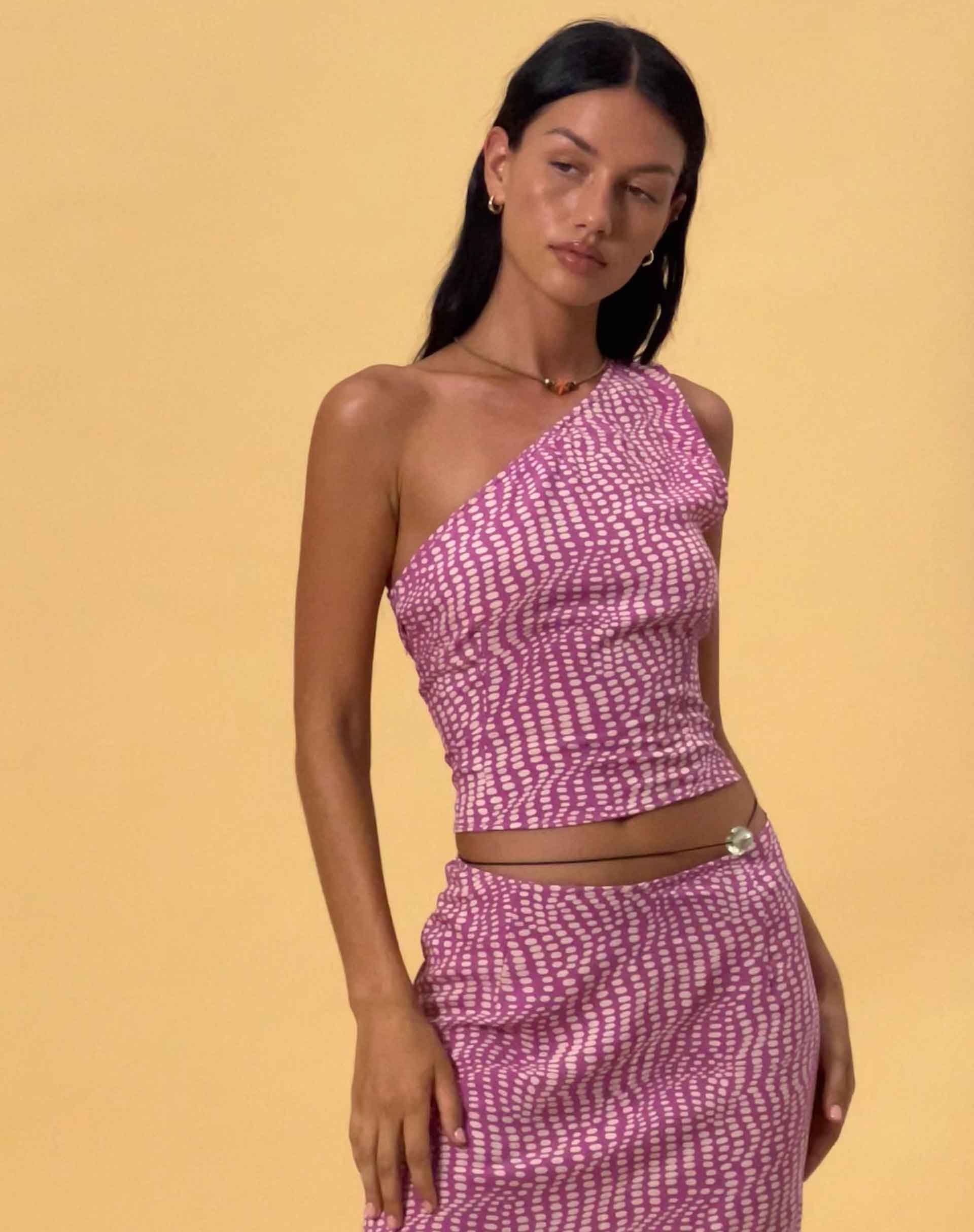 Afbeelding van Bayan One Shoulder Top in Golvend Polka Paars