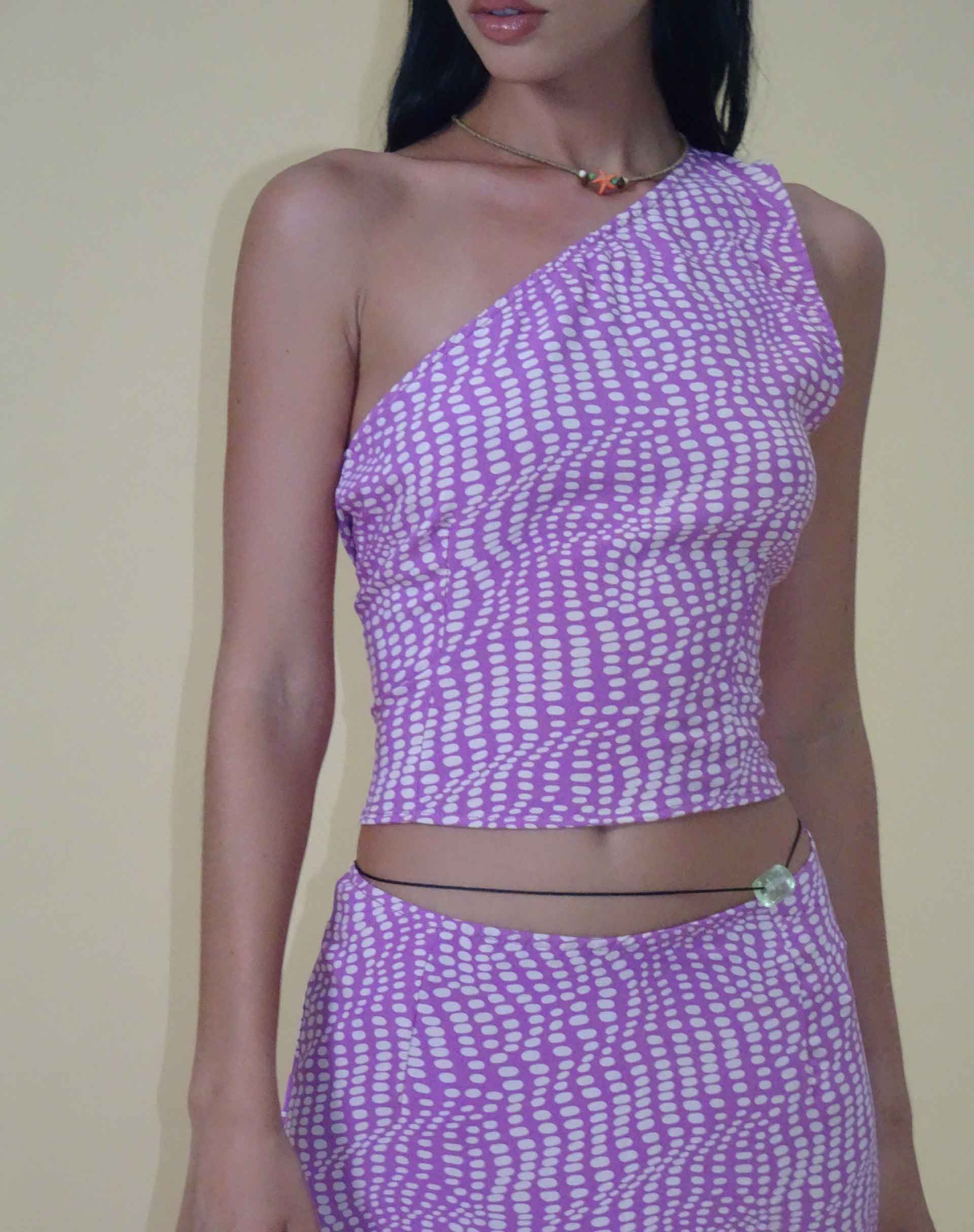 Afbeelding van Bayan One Shoulder Top in Golvend Polka Paars