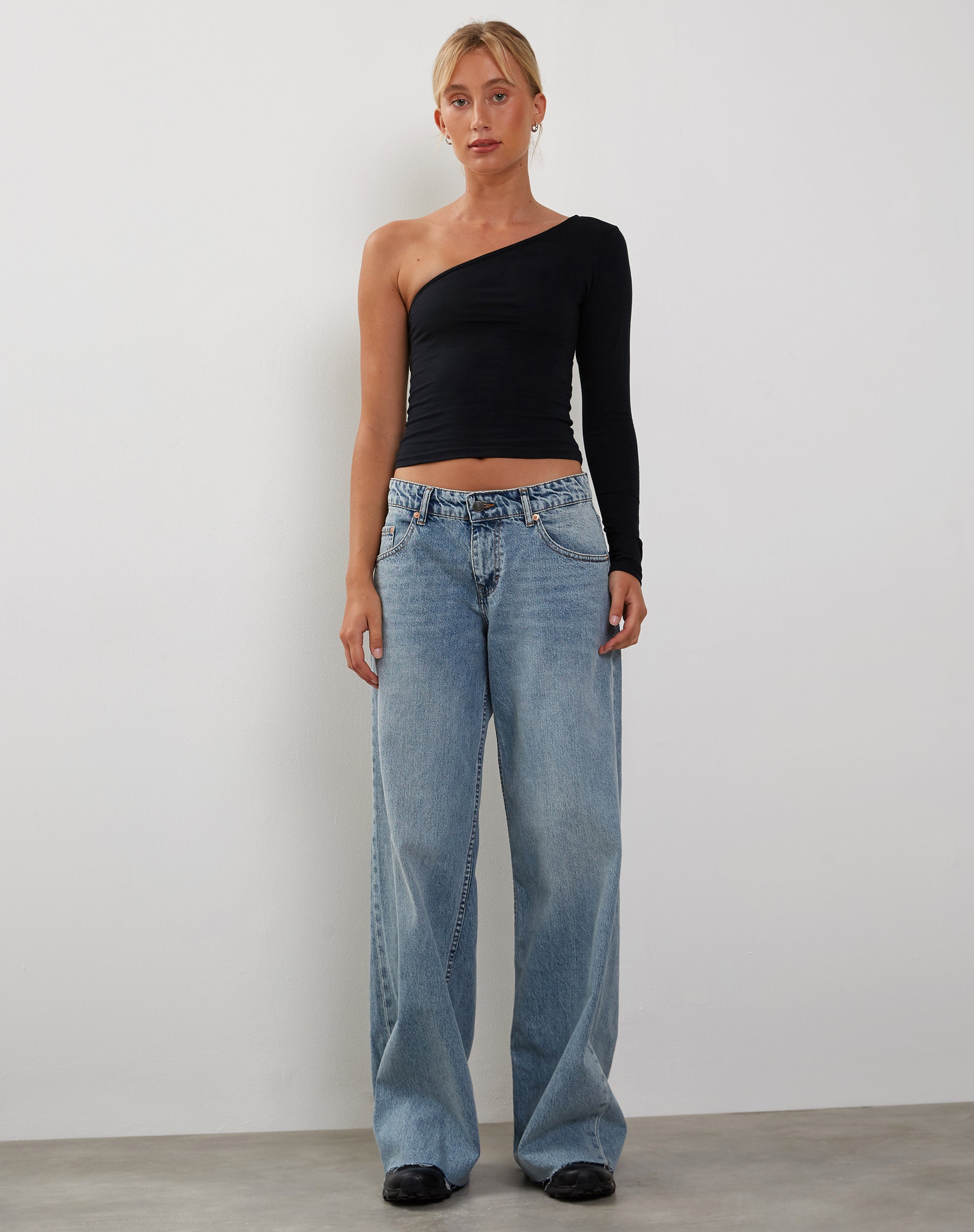 Afbeelding van Bayge One Shoulder Top in Zwart