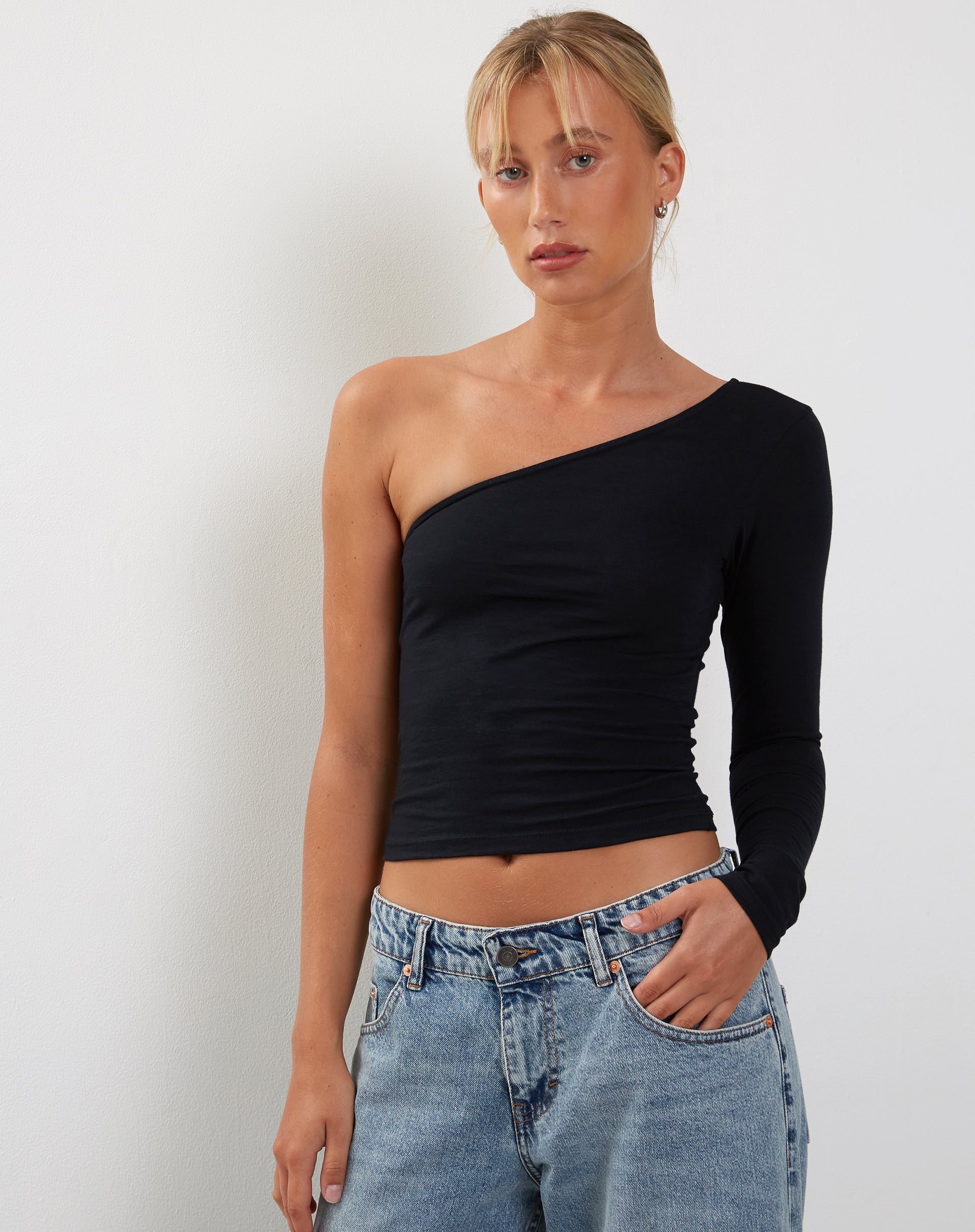 Afbeelding van Bayge One Shoulder Top in Zwart