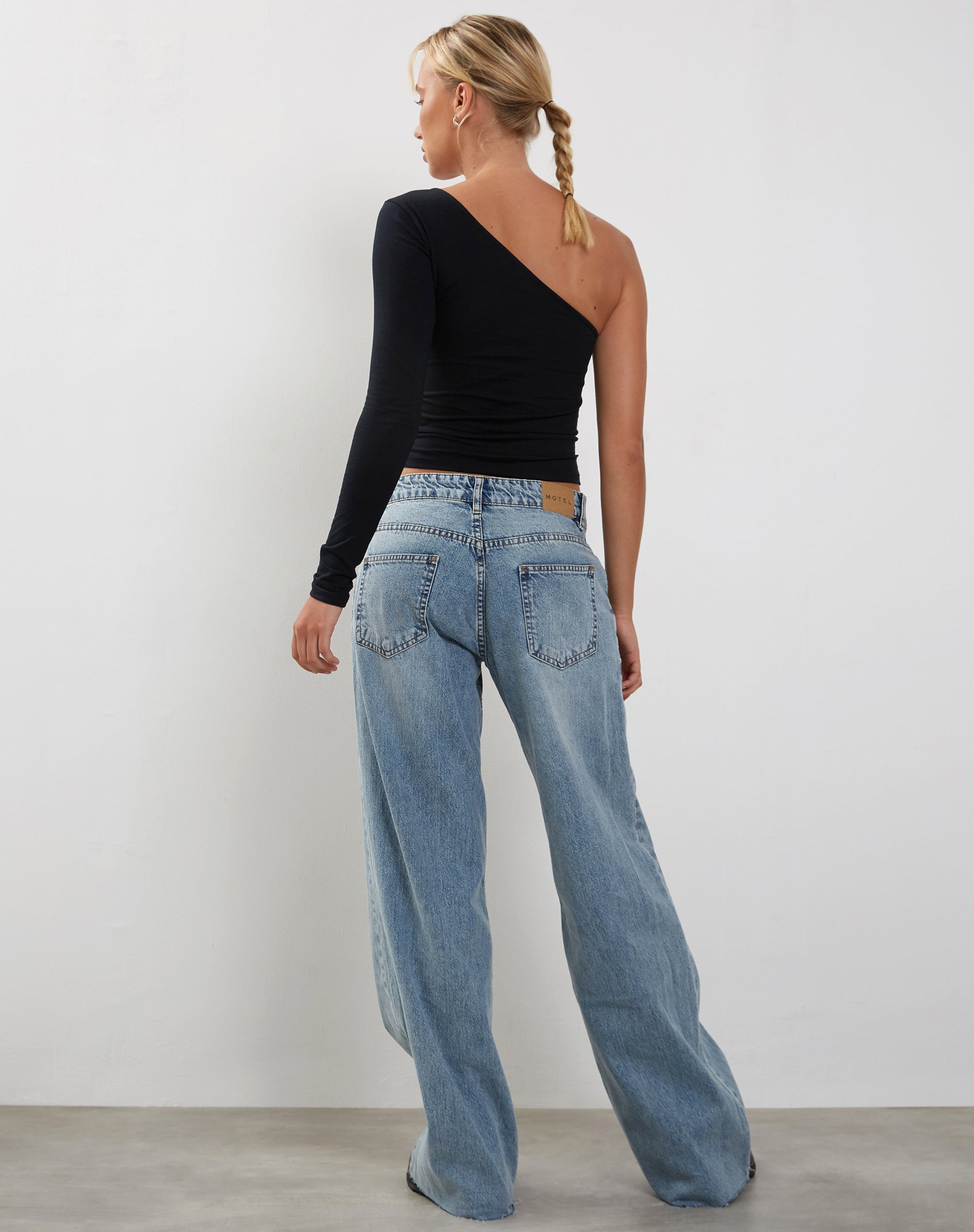Afbeelding van Bayge One Shoulder Top in Zwart