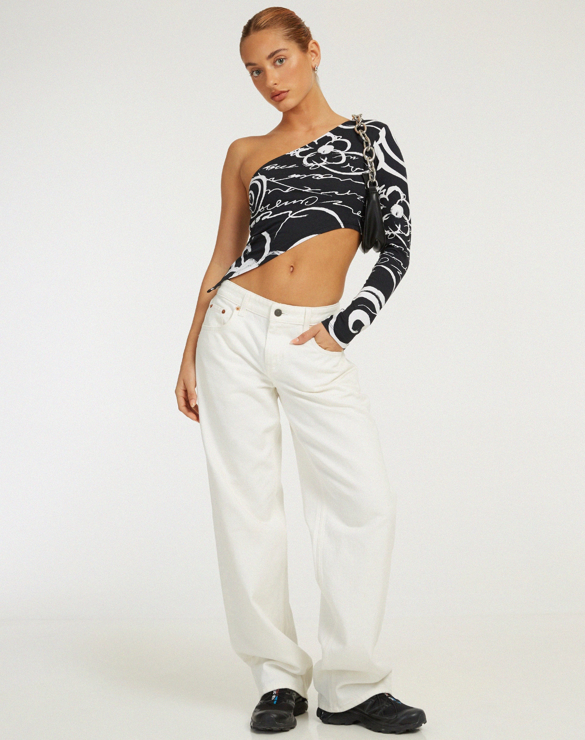 afbeelding van Baylee Crop Top in Mono Doodle Black