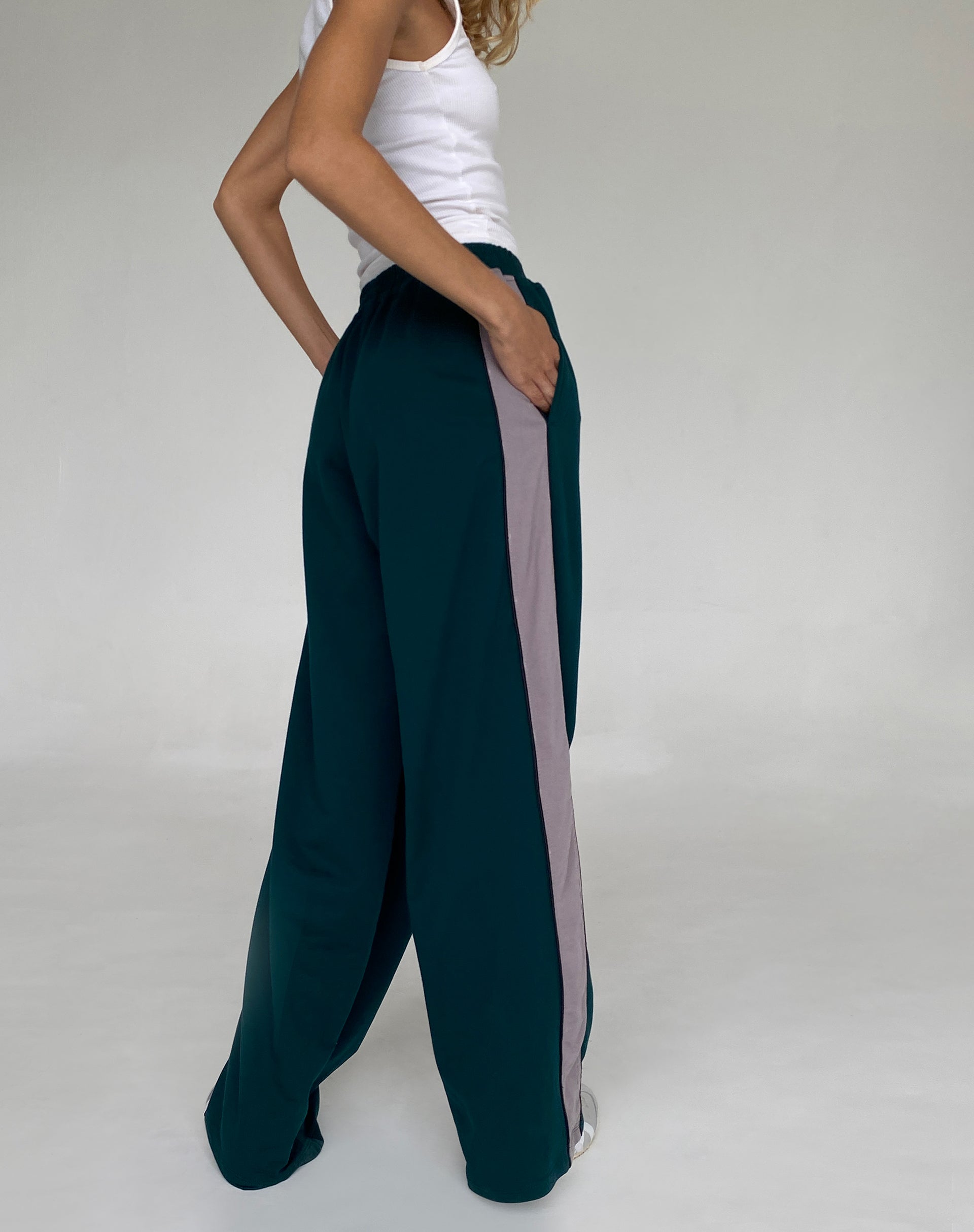 Afbeelding van Bedion Oversized Jogger in Bosgroen met M Embro