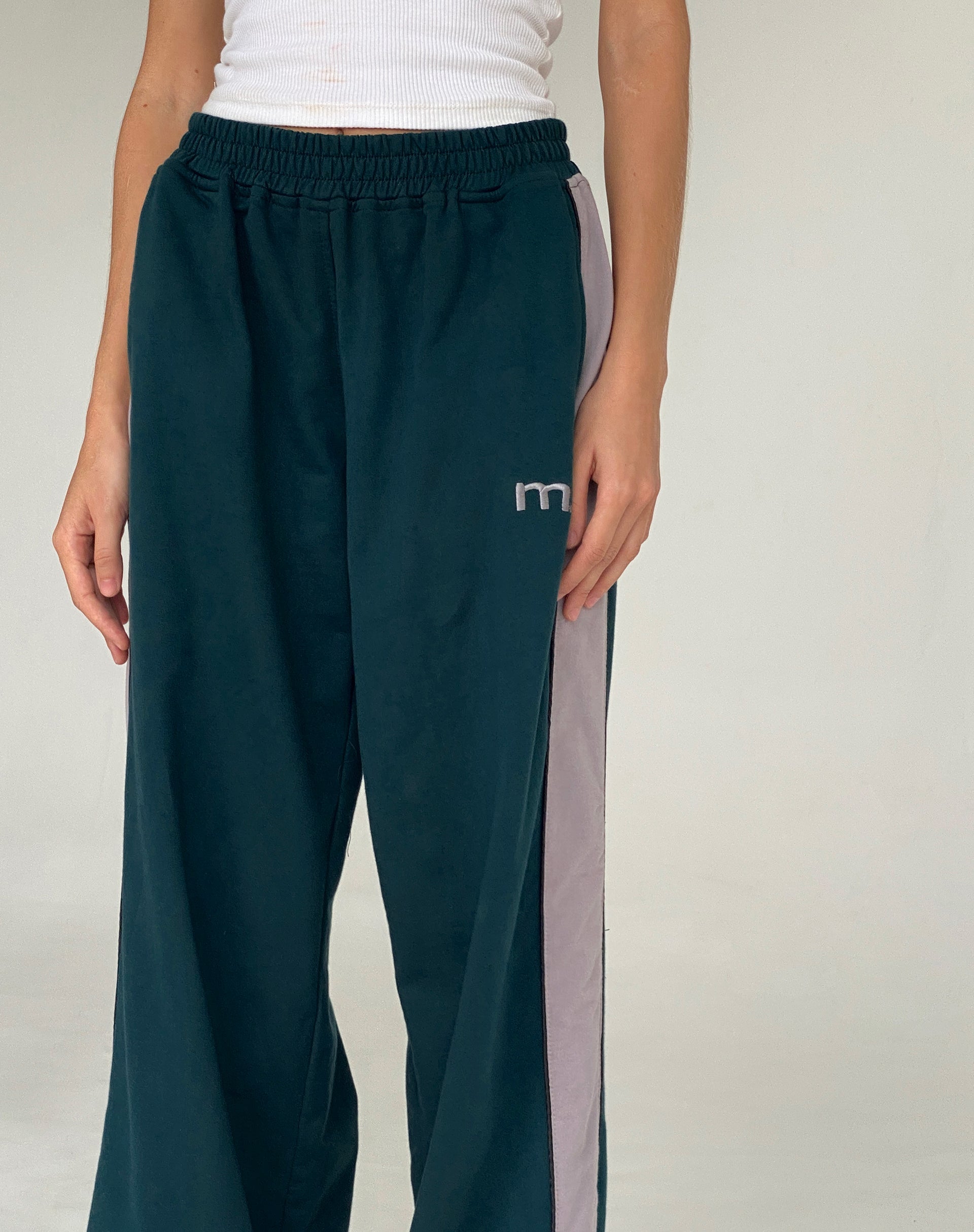 Afbeelding van Bedion Oversized Jogger in Bosgroen met M Embro