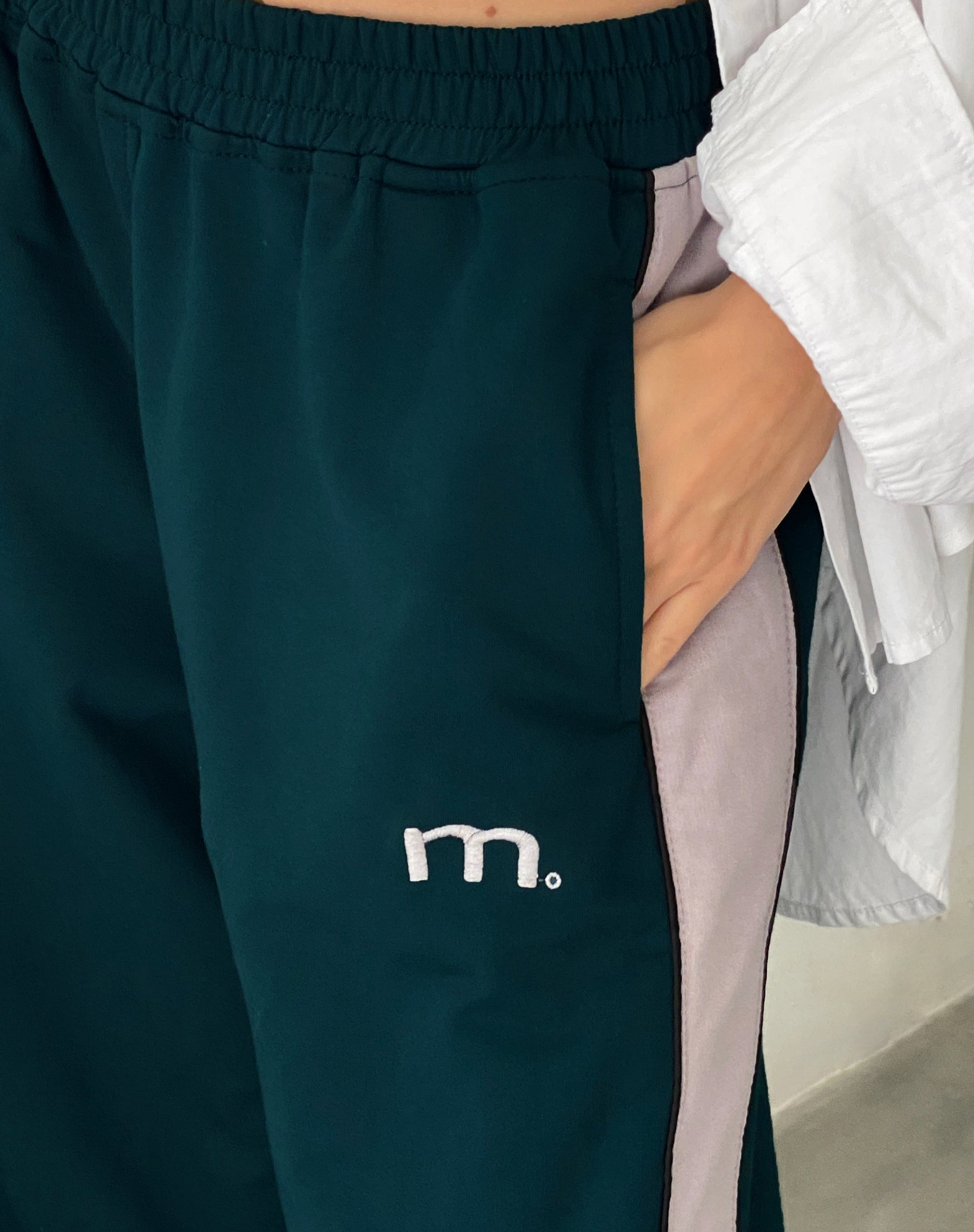 Afbeelding van Bedion Oversized Jogger in Bosgroen met M Embro