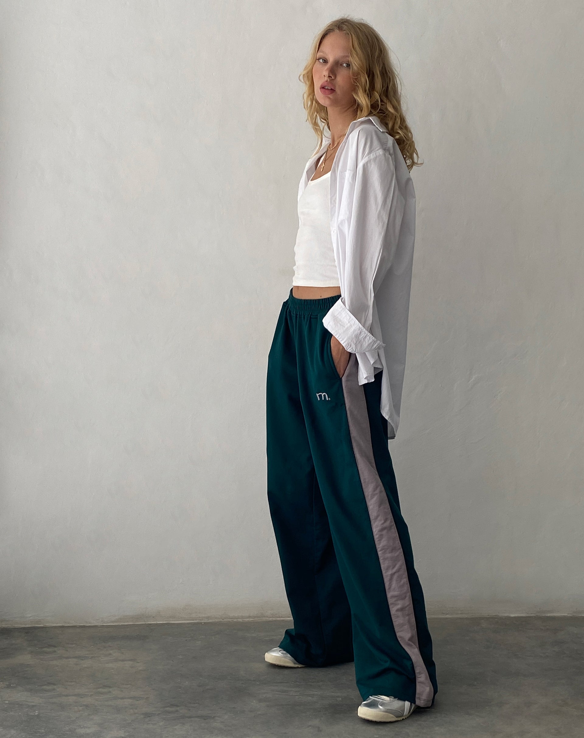 Afbeelding van Bedion Oversized Jogger in Bosgroen met M Embro