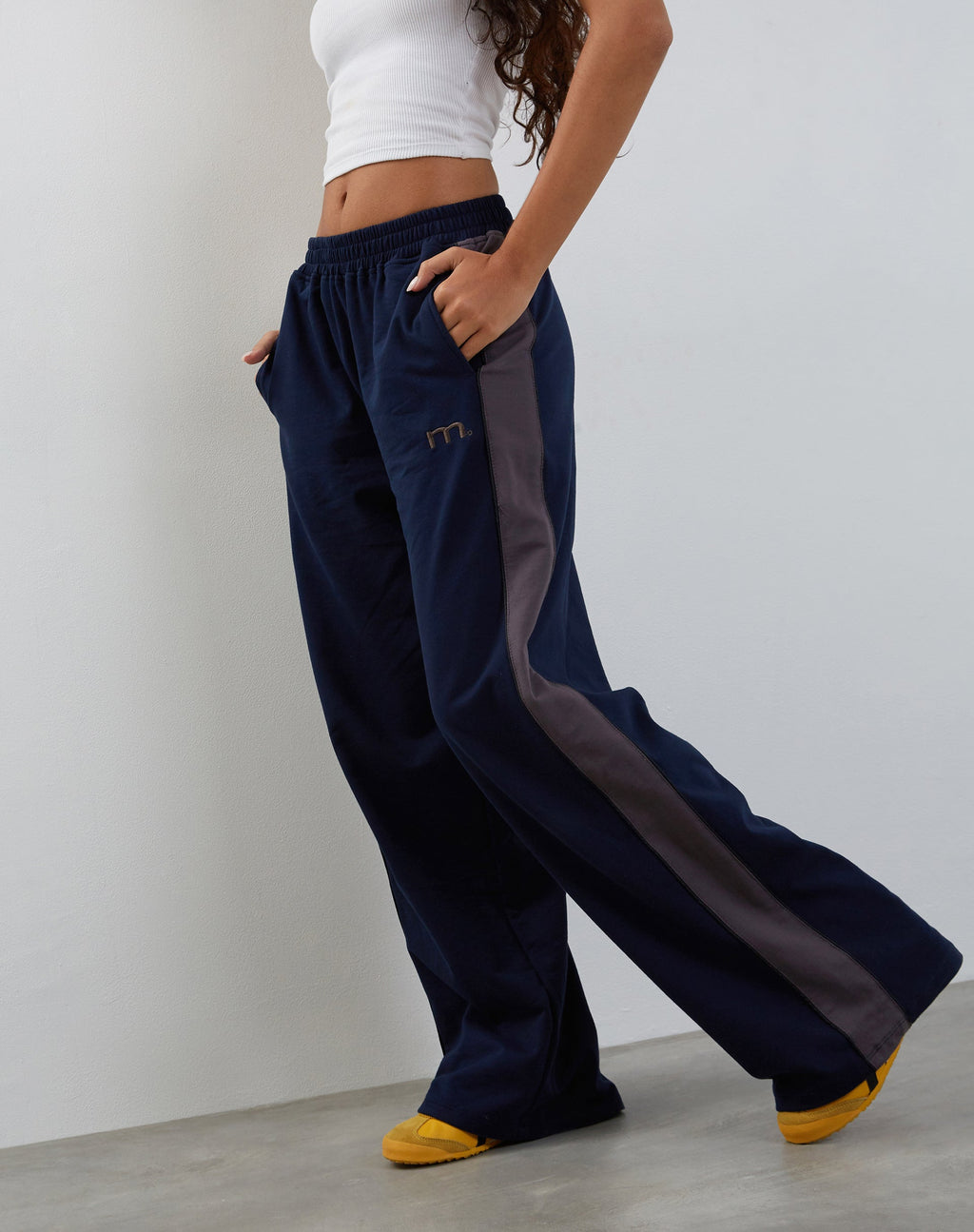 Bedion oversized jogger in marine met M borduursel
