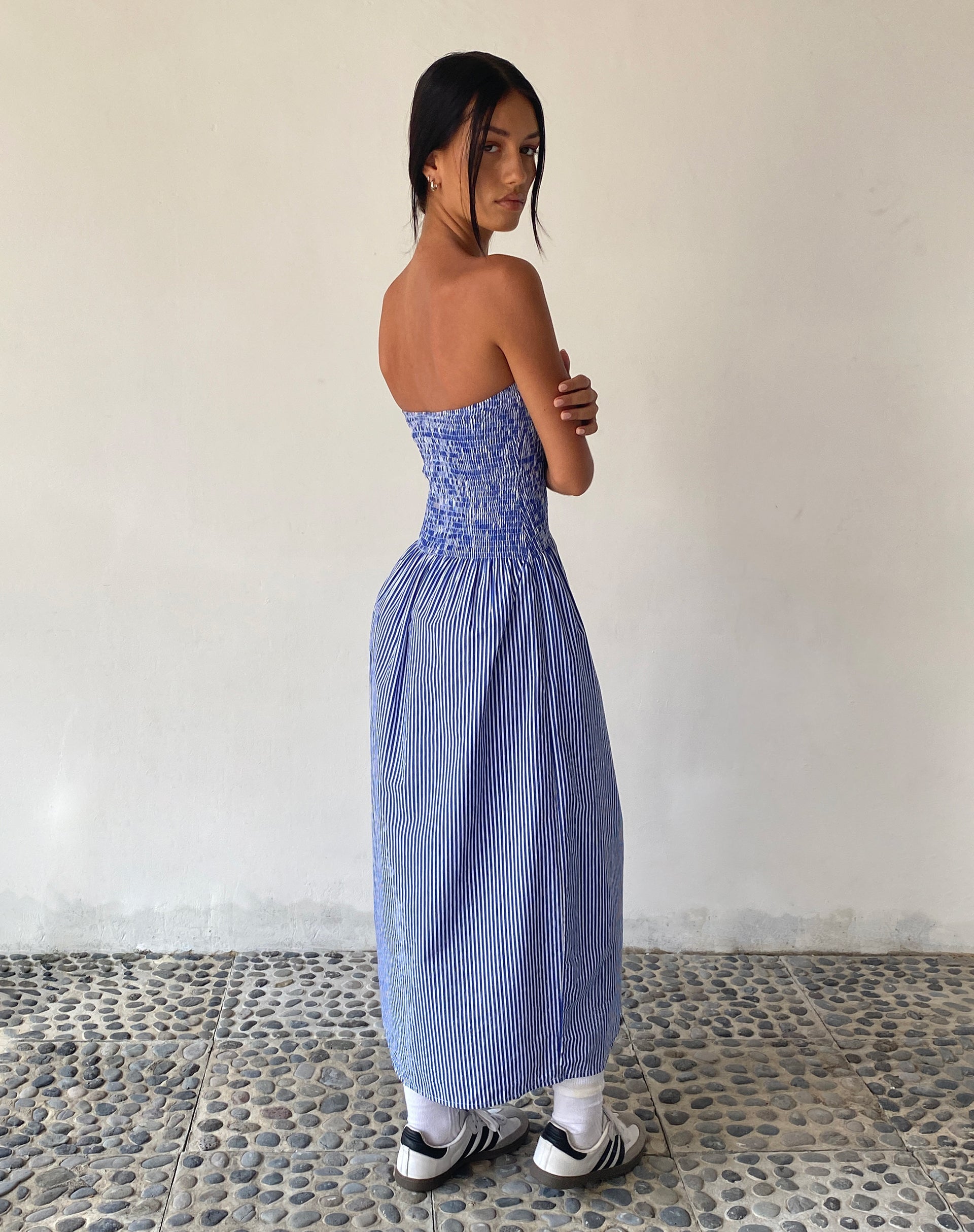 beeld van MOTEL X JACQUIE Beleame Bandeau Midaxi Dress in een blauw gestreepte popeline