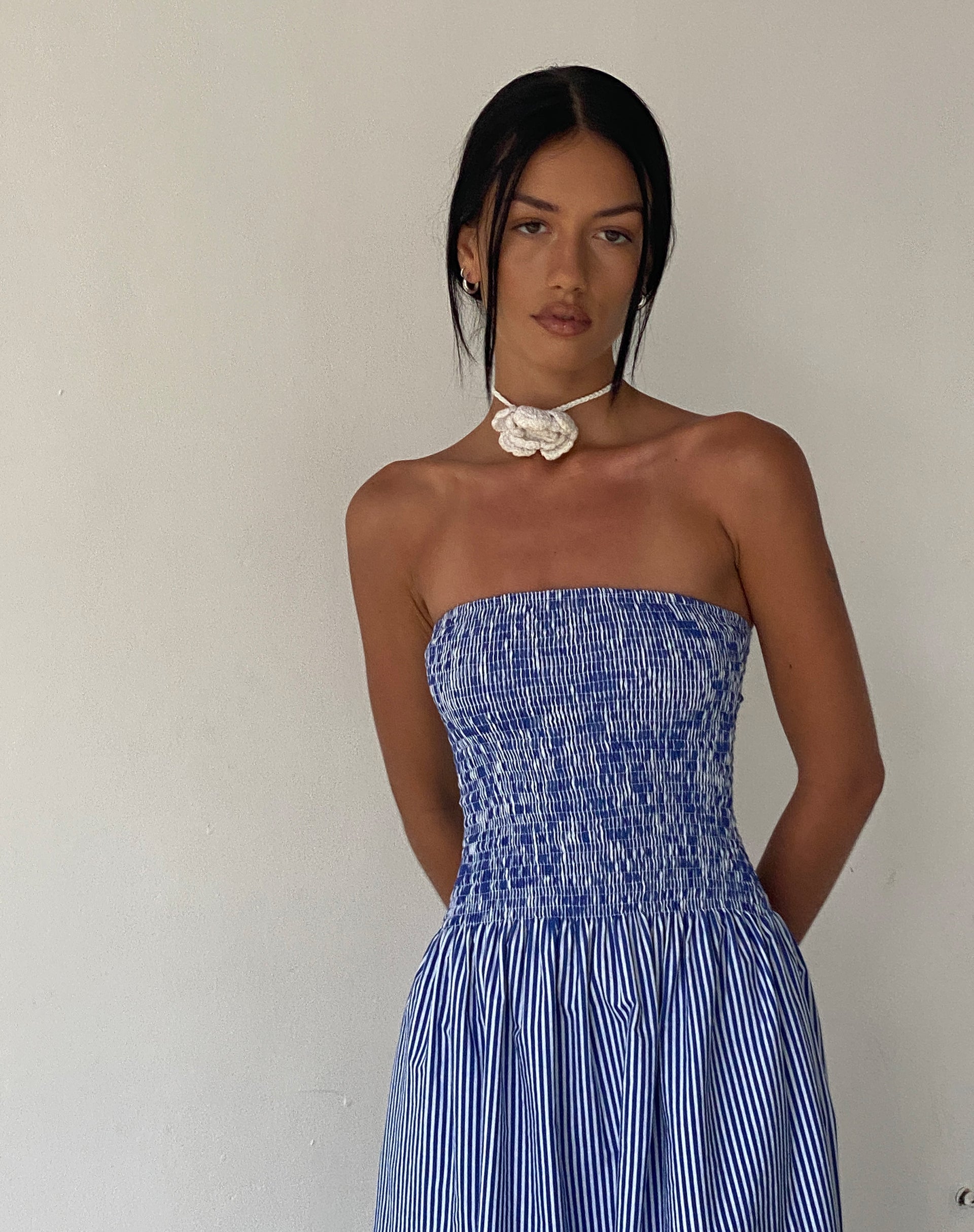 beeld van MOTEL X JACQUIE Beleame Bandeau Midaxi Dress in een blauw gestreepte popeline