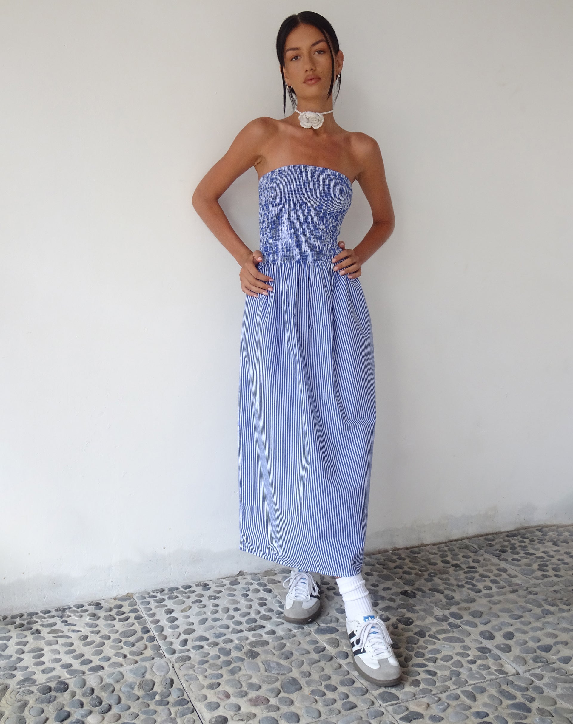 beeld van MOTEL X JACQUIE Beleame Bandeau Midaxi Dress in een blauw gestreepte popeline