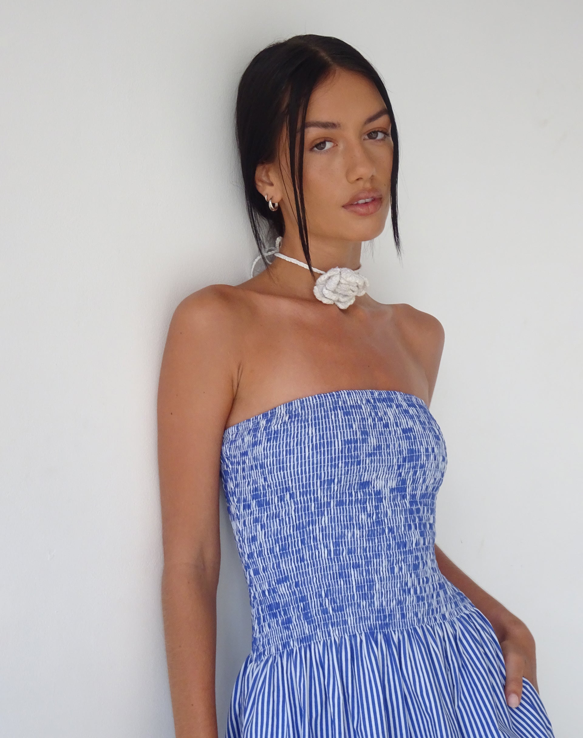 beeld van MOTEL X JACQUIE Beleame Bandeau Midaxi Dress in een blauw gestreepte popeline