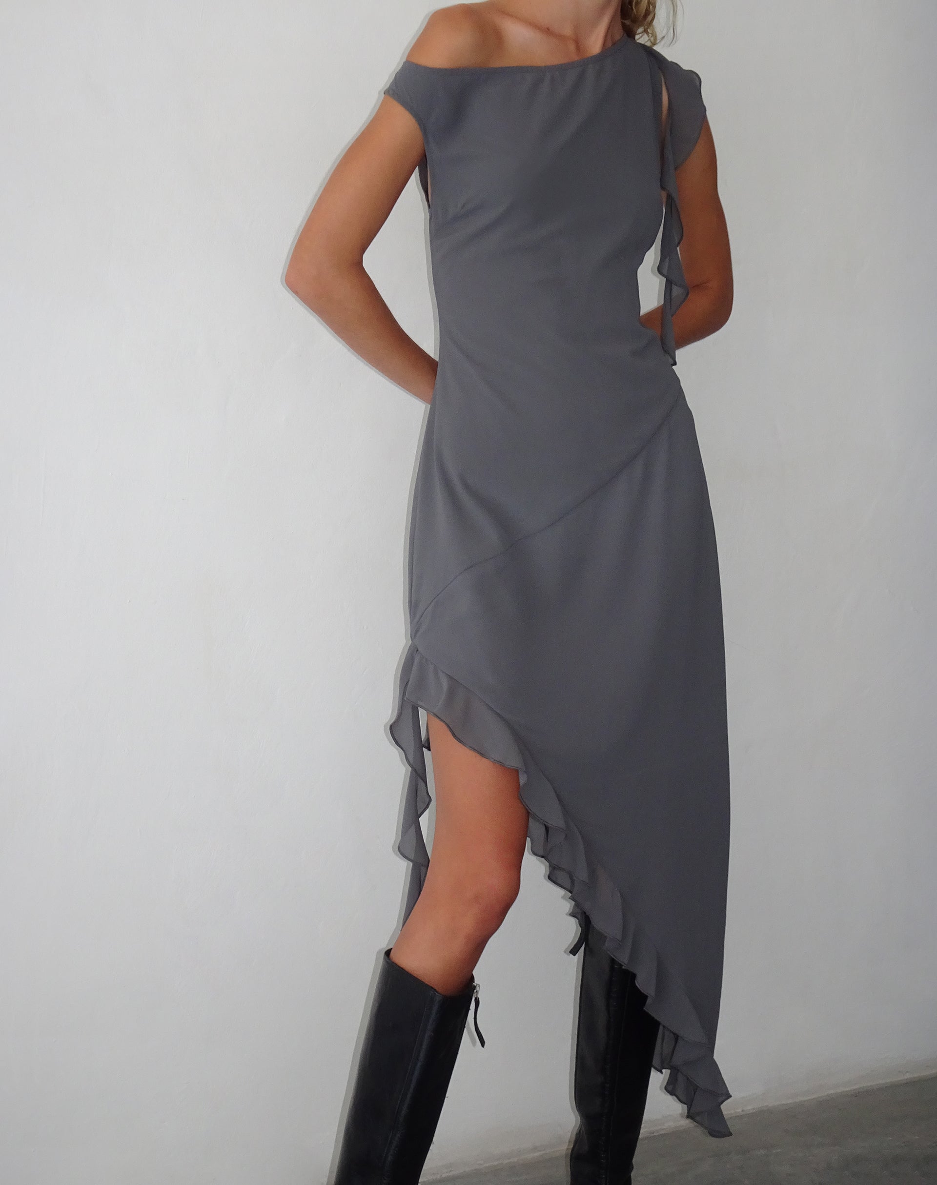 Afbeelding van Beleri Gerimpelde Asymmetrische Jurk in Grijs Chiffon