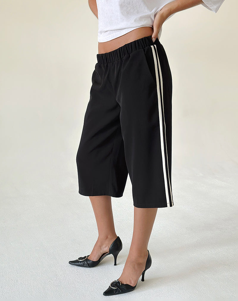 Afbeelding van Benno 3/4 Korte Broek in Zwart met Witte Zijstreep