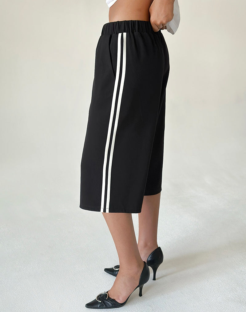 Afbeelding van Benno 3/4 Korte Broek in Zwart met Witte Zijstreep