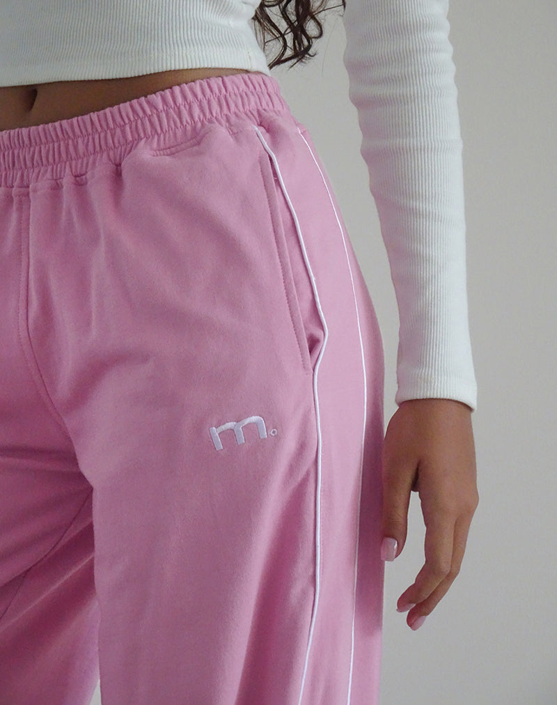 Afbeelding van Benton Jogger in Flamingo Roze met Witte Bies en M Geborduurd