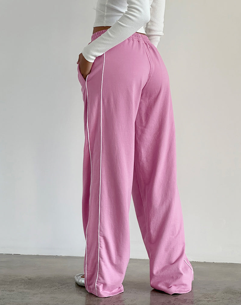 Afbeelding van Benton Jogger in Flamingo Roze met Witte Bies en M Geborduurd