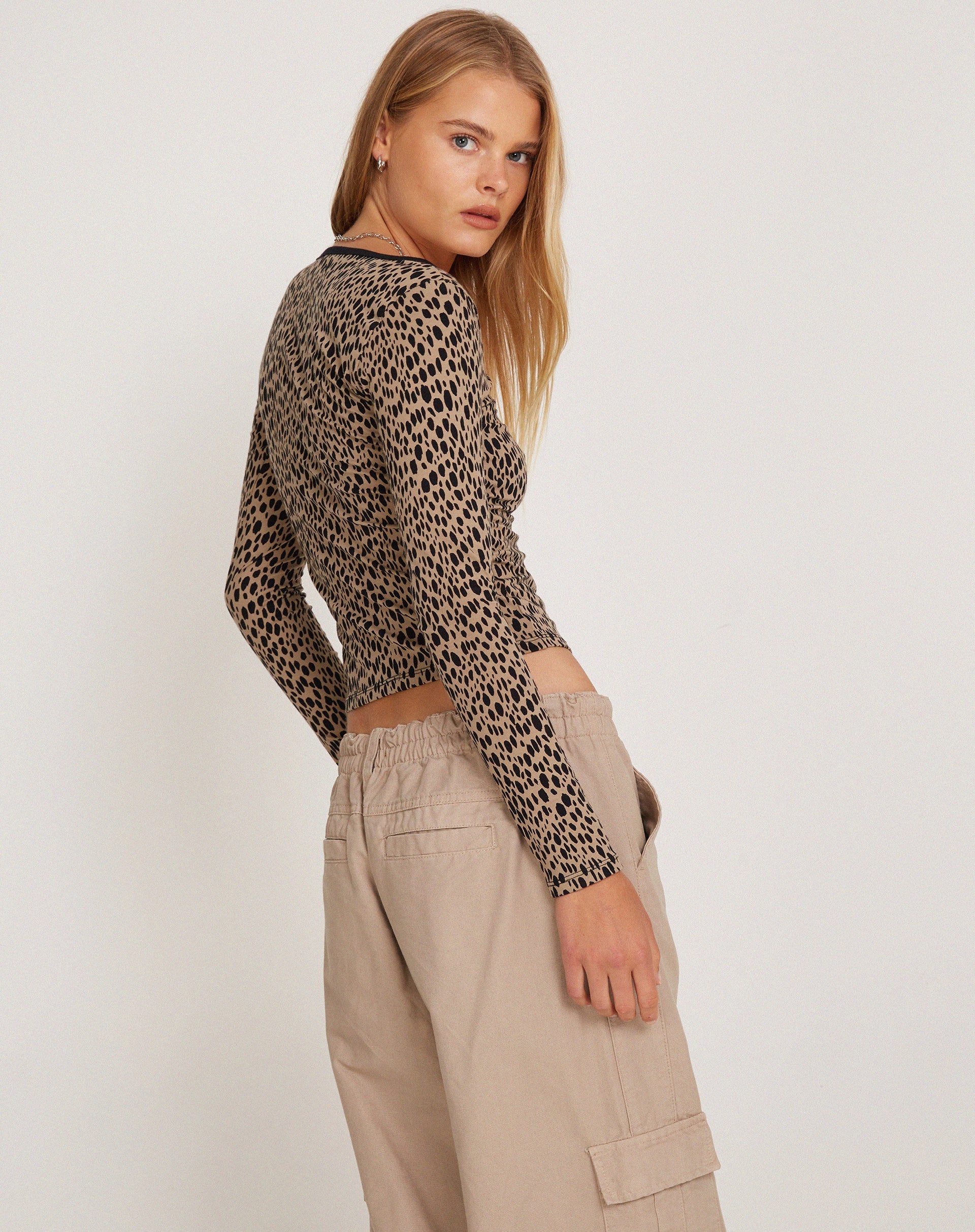 Afbeelding van Beshi Lange Mouw Top in Mini Cheetah Zwart Binding
