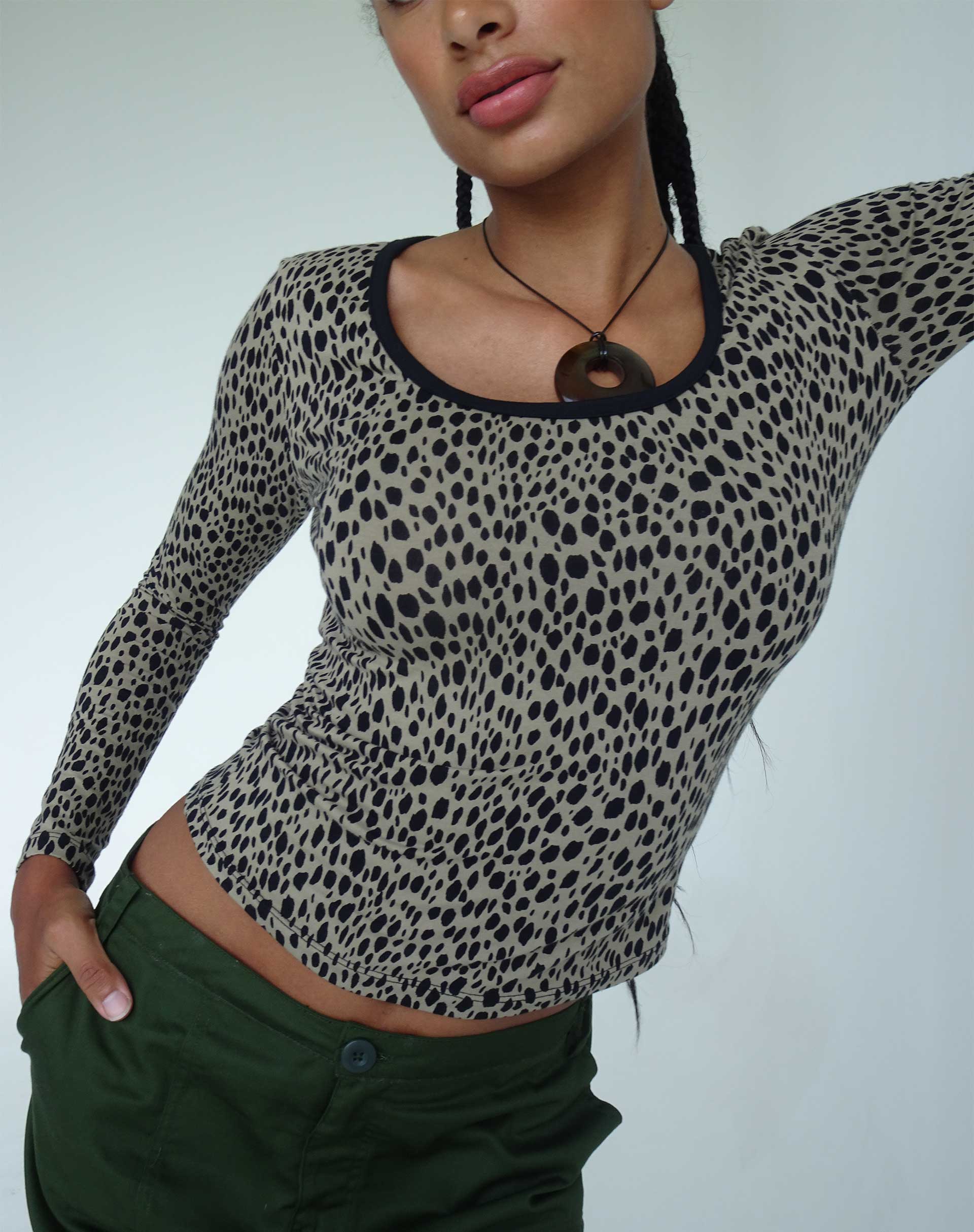 Afbeelding van Beshi Lange Mouw Top in Mini Cheetah Zwart Binding