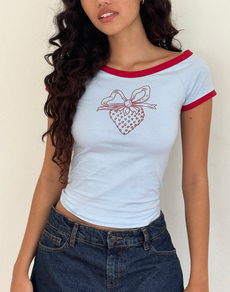 Bitha Top in Powder Blue met Adrenaline Rode Binding en Aardbeien Strikopdruk