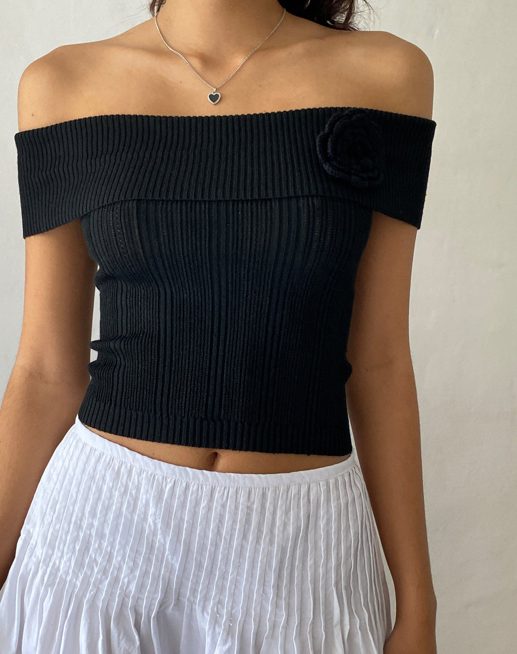 Brenda Gebreide Bardot Top in Zwart met Rozet