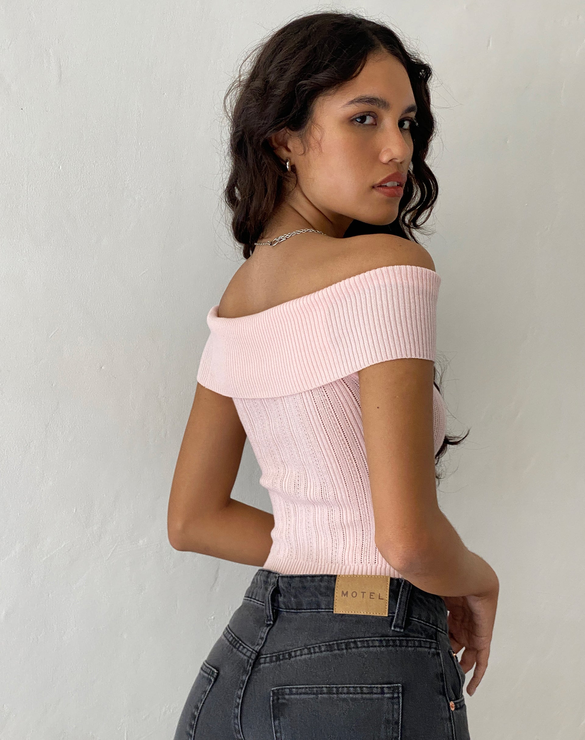 Afbeelding van Brenda Gebreide Bardot Top in Roze met Rozet