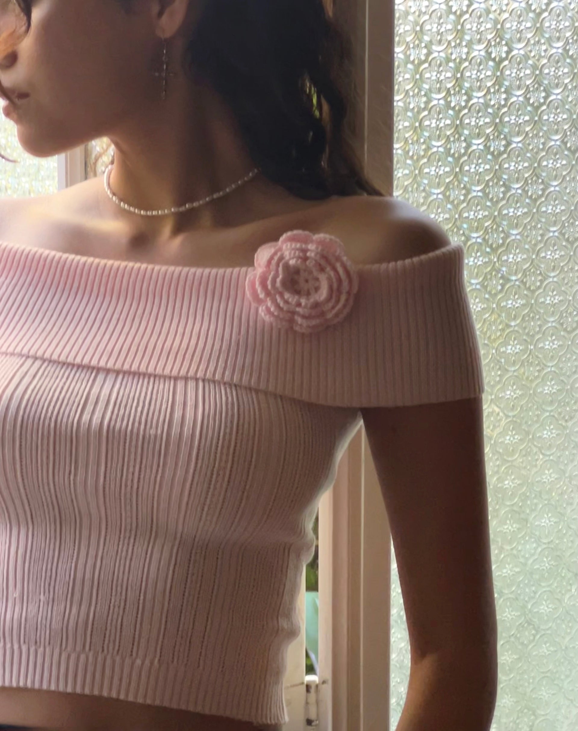 Afbeelding van Brenda Gebreide Bardot Top in Roze met Rozet