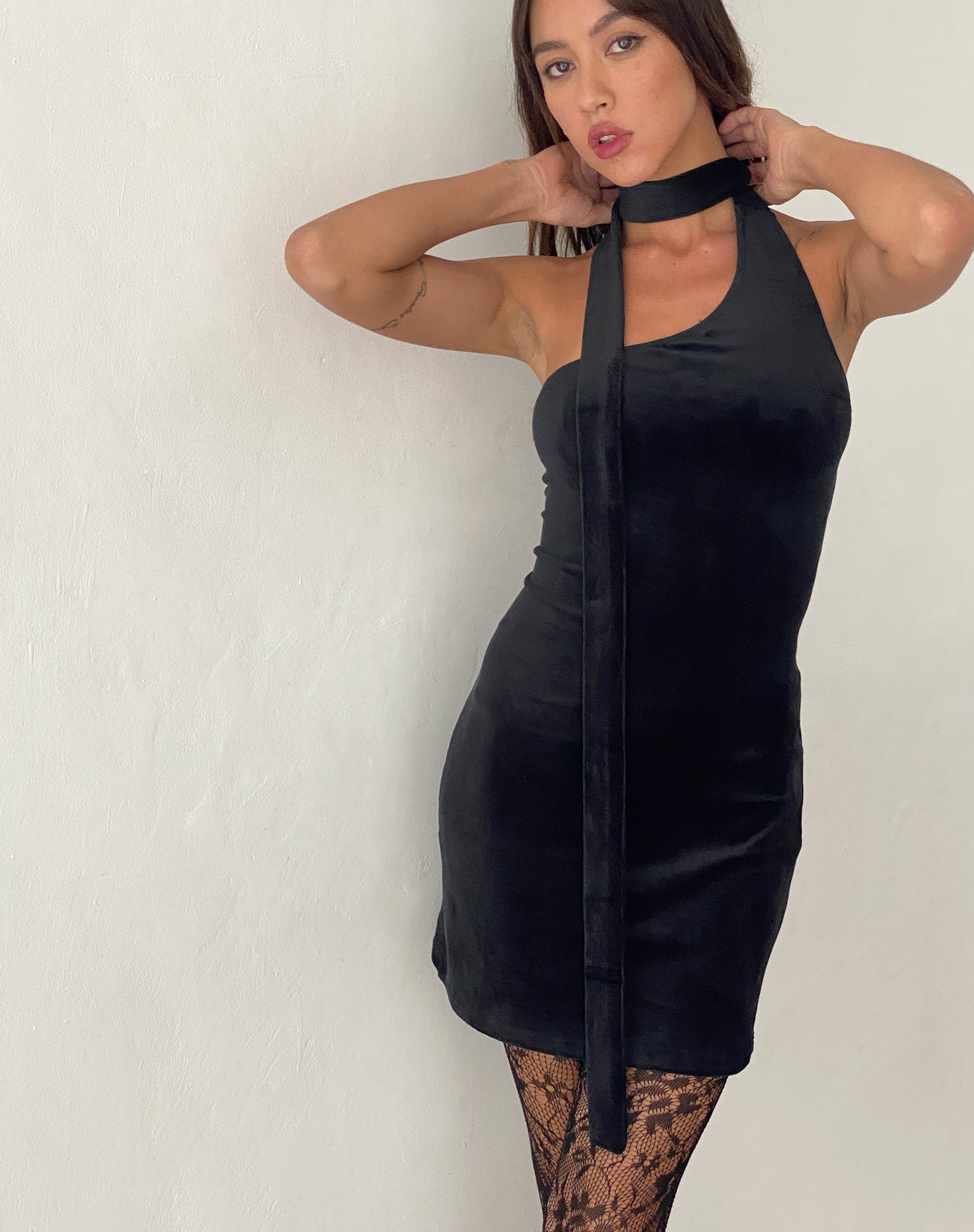 Afbeelding van Bripca One Shoulder Neck Tie Mini Dress in Zwart Fluweel