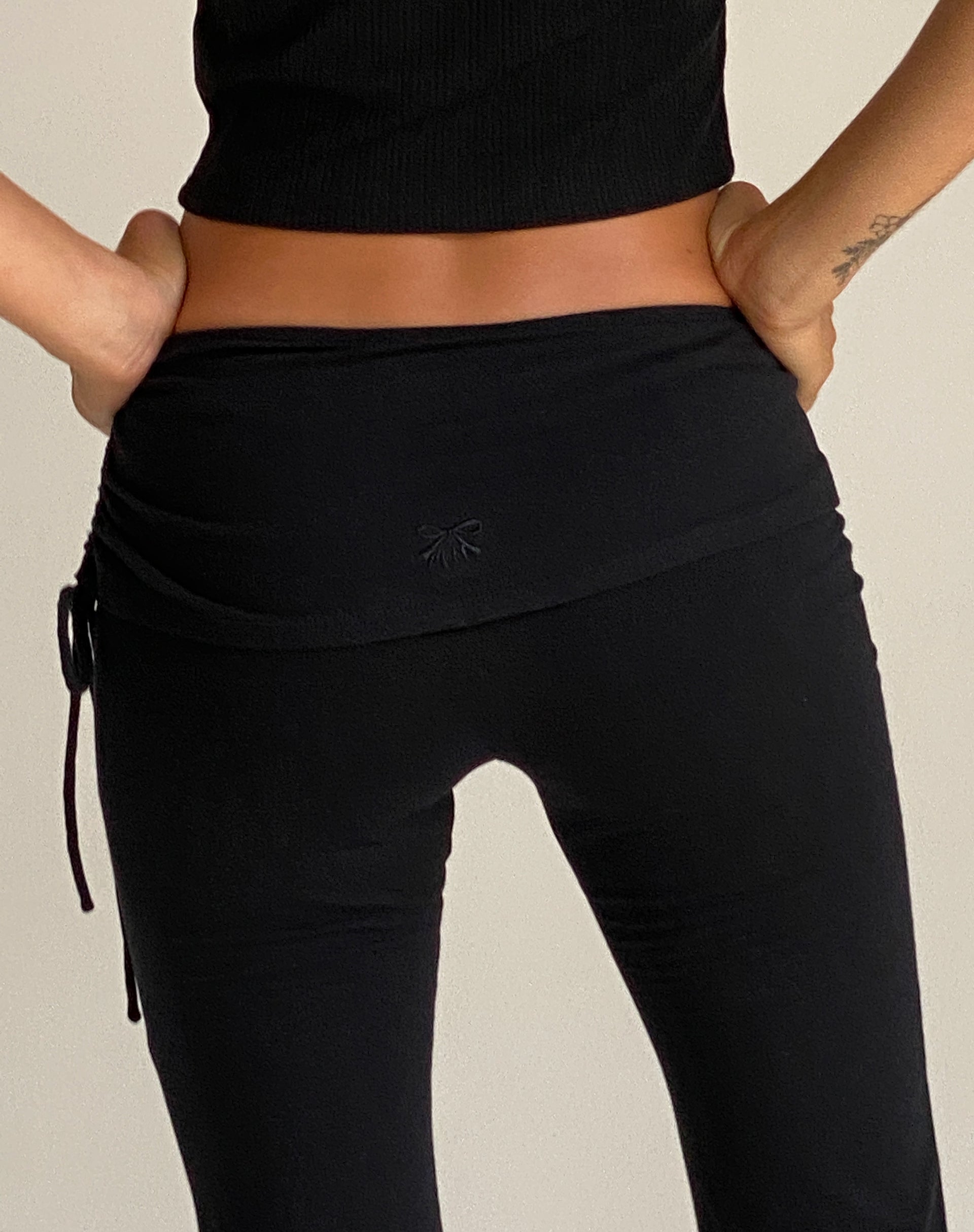 Afbeelding van Jacie Jersey Flare Broek in Zwart