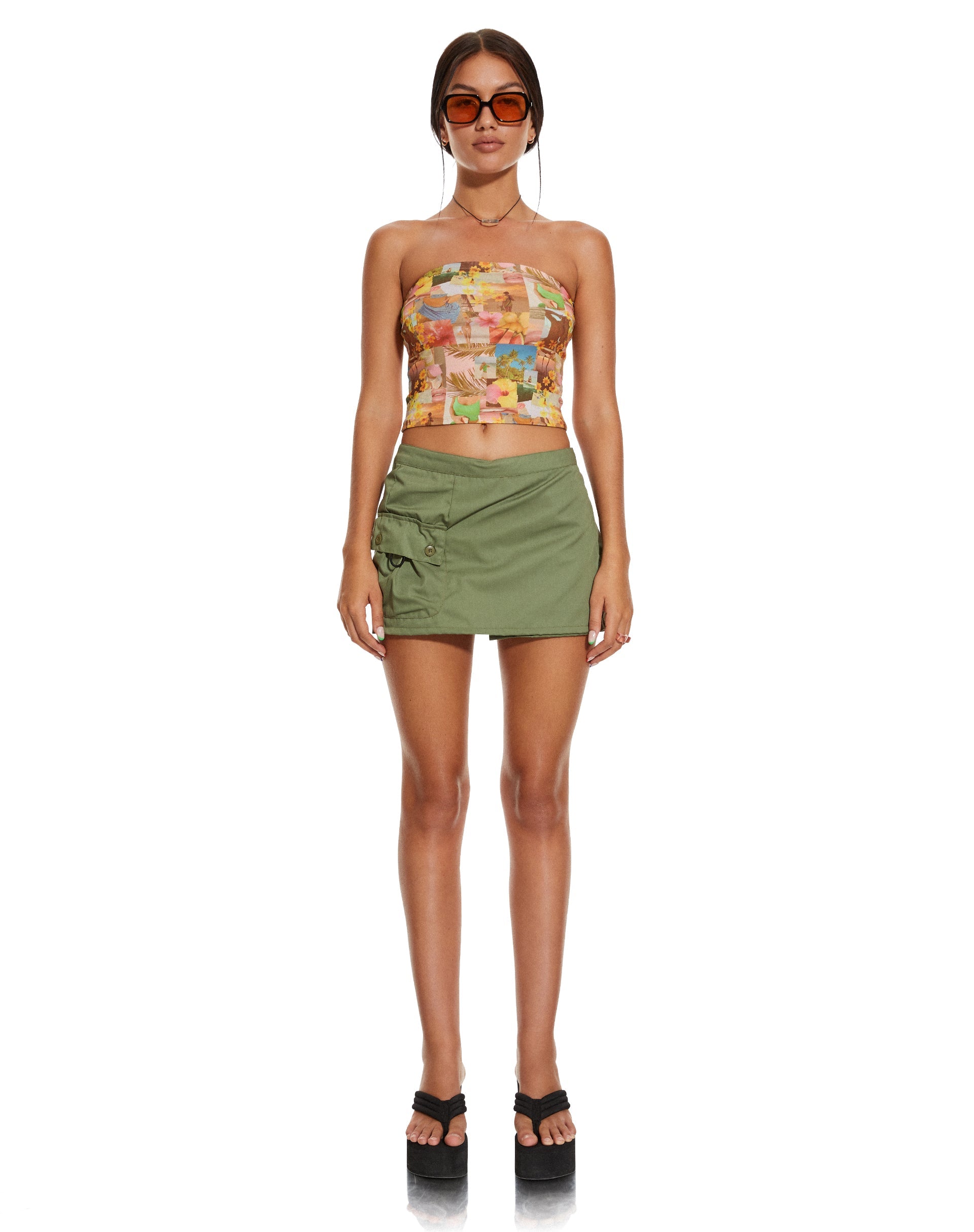 beeld van MOTEL X BARBARA Shae Bandeau Top in 90's Tropical Collage